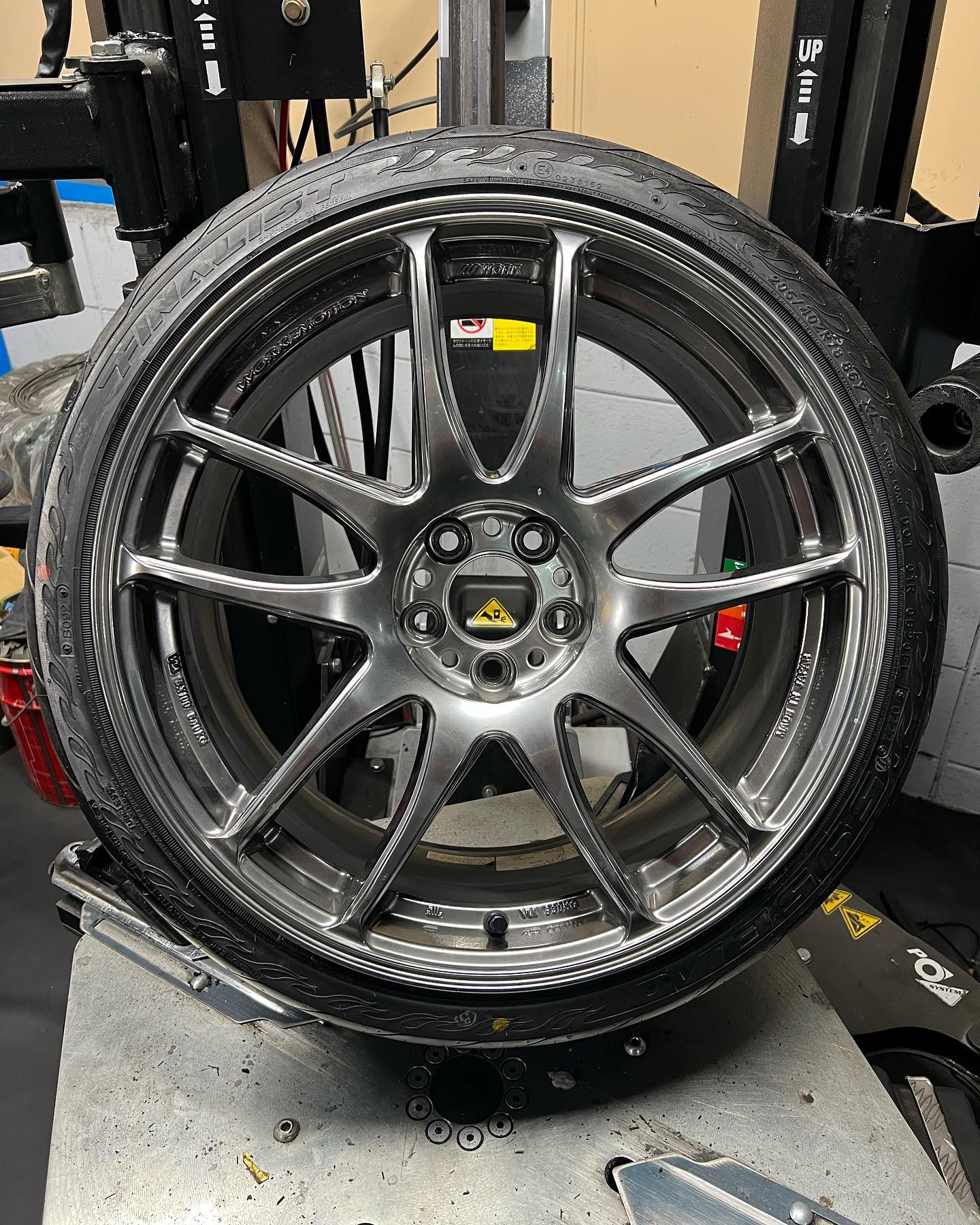 18インチ 8.5J 205/40R18 ホイール装着例 - CARSERVICE GRAVITY