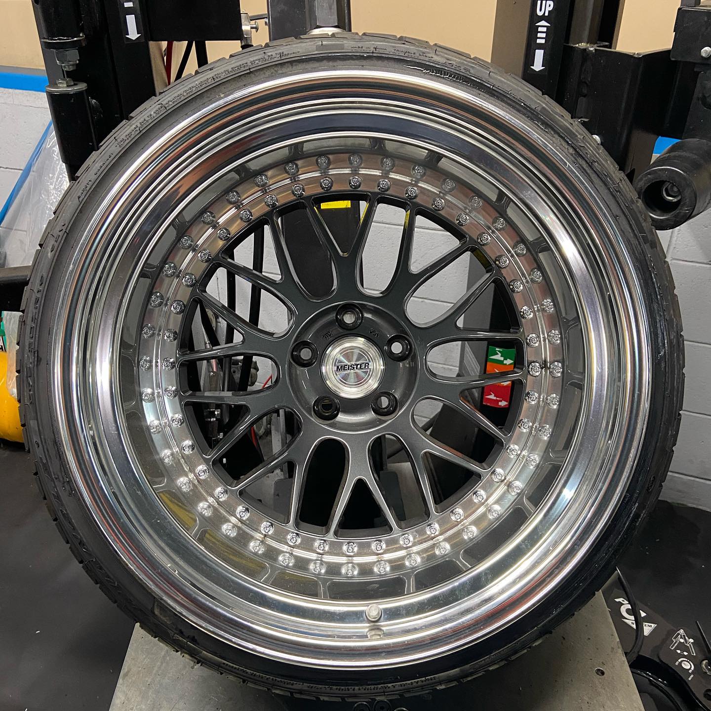 19インチ 12J 275/30R19 ホイール装着例 - CARSERVICE GRAVITY