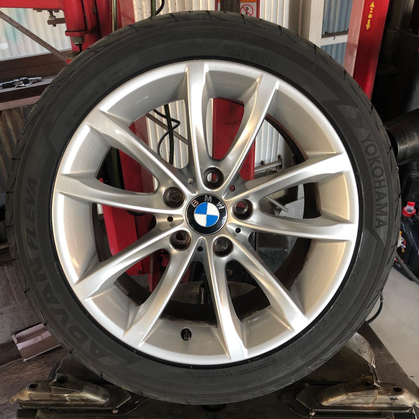 17インチ 8.5J 255/40R17 ホイール装着例 - CARSERVICE GRAVITY