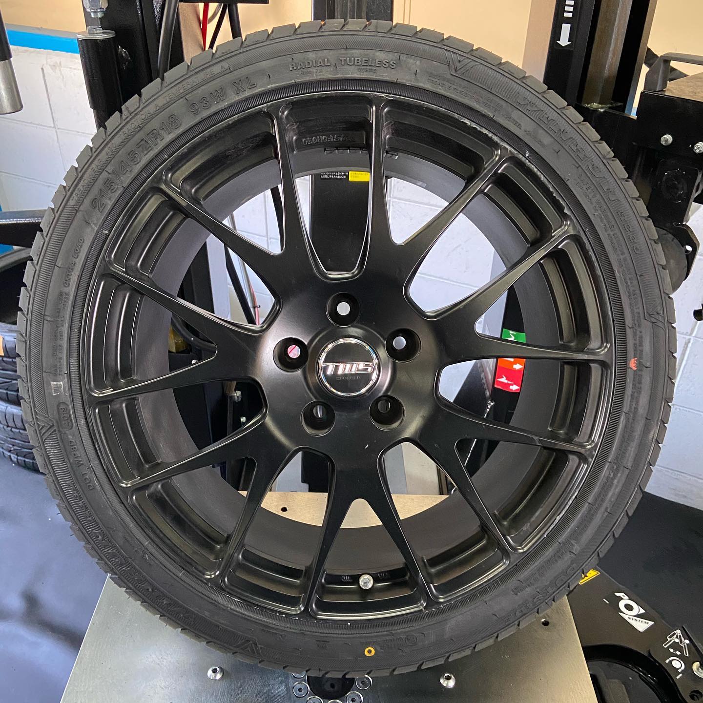 18インチ 8J 215/45R18 ホイール装着例 - CARSERVICE GRAVITY