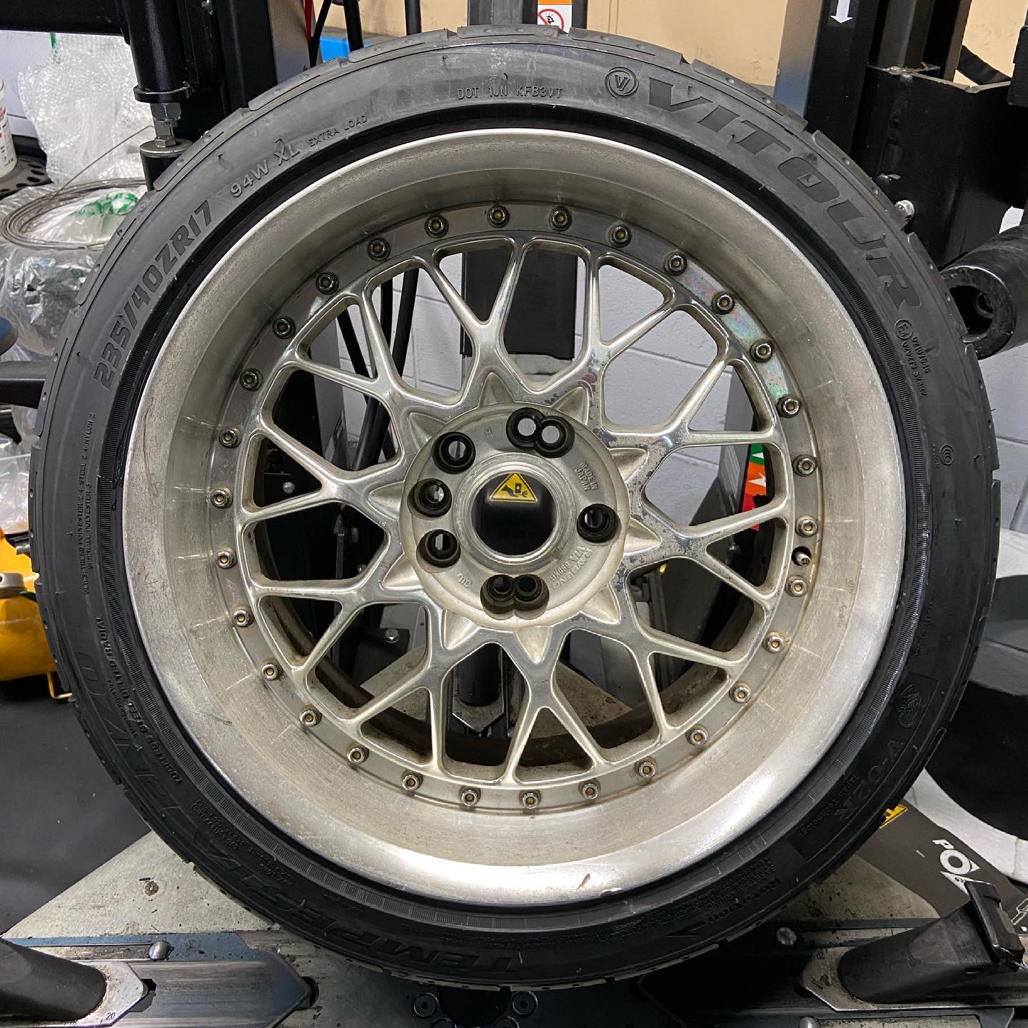 17インチ 9J 235/40R17 ホイール装着例 - CARSERVICE GRAVITY