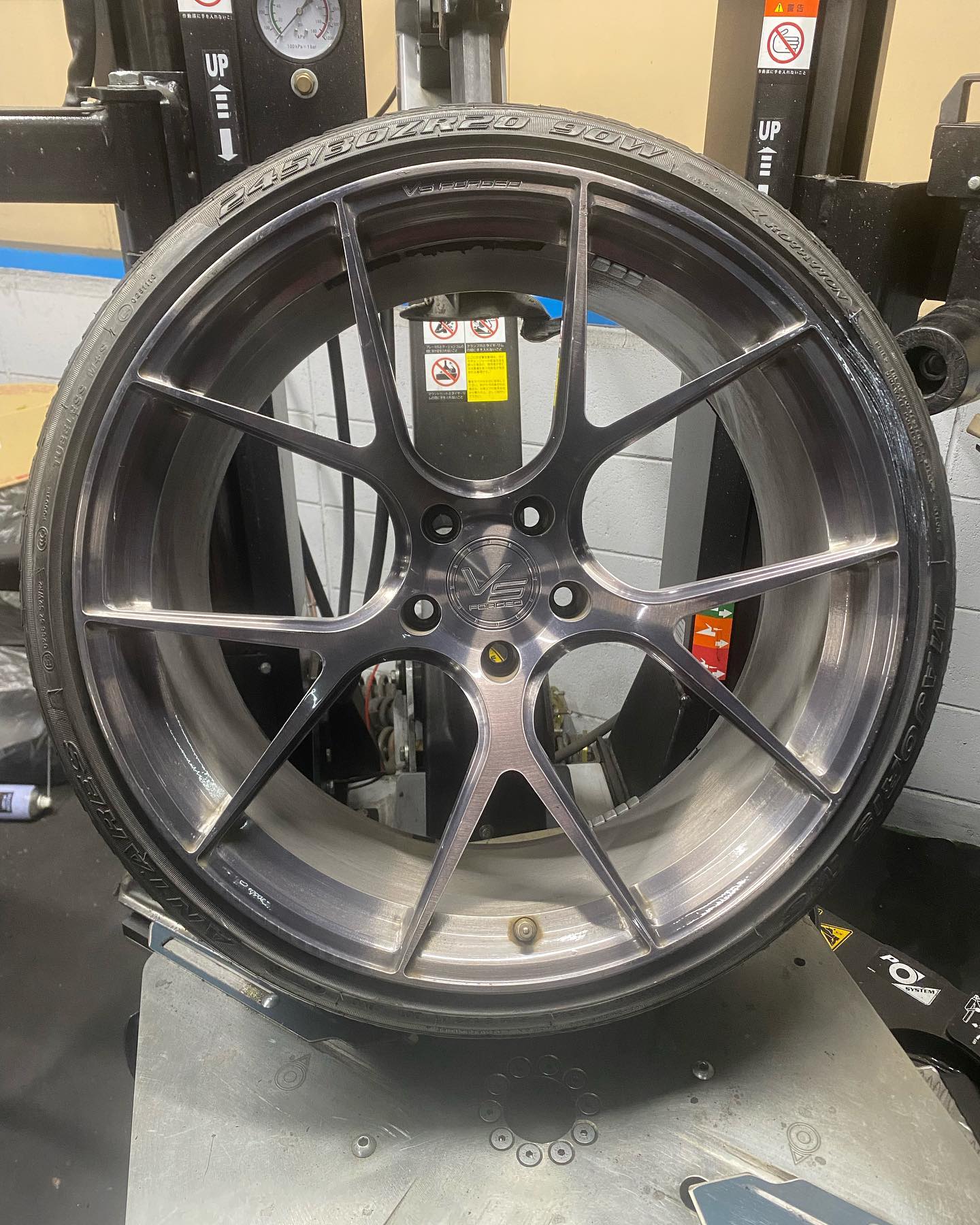 20インチ 9.5J 245/30R20 ホイール装着例 - CARSERVICE GRAVITY