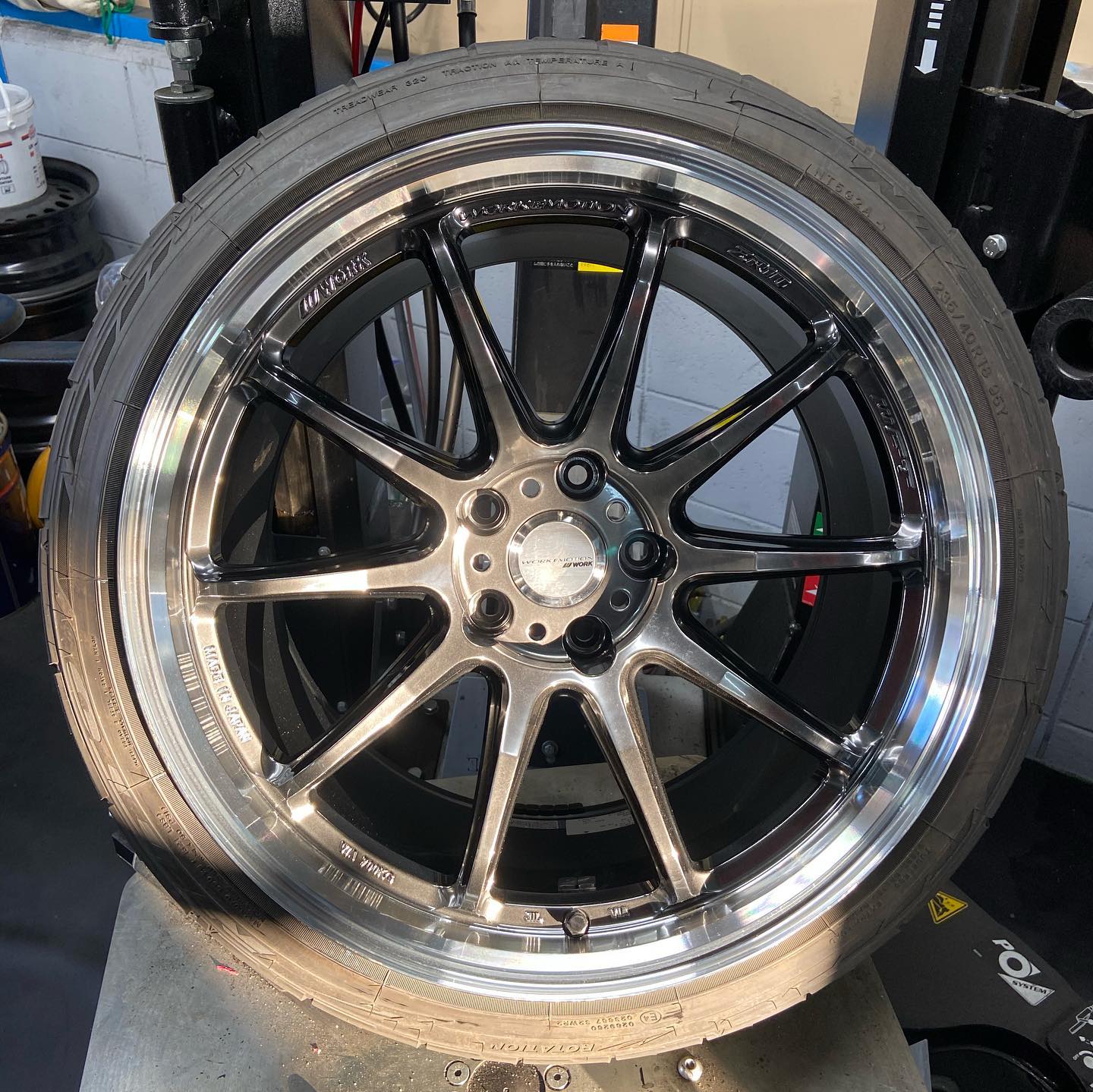 18インチ 10.5J 235/40R18 ホイール装着例 - CARSERVICE GRAVITY