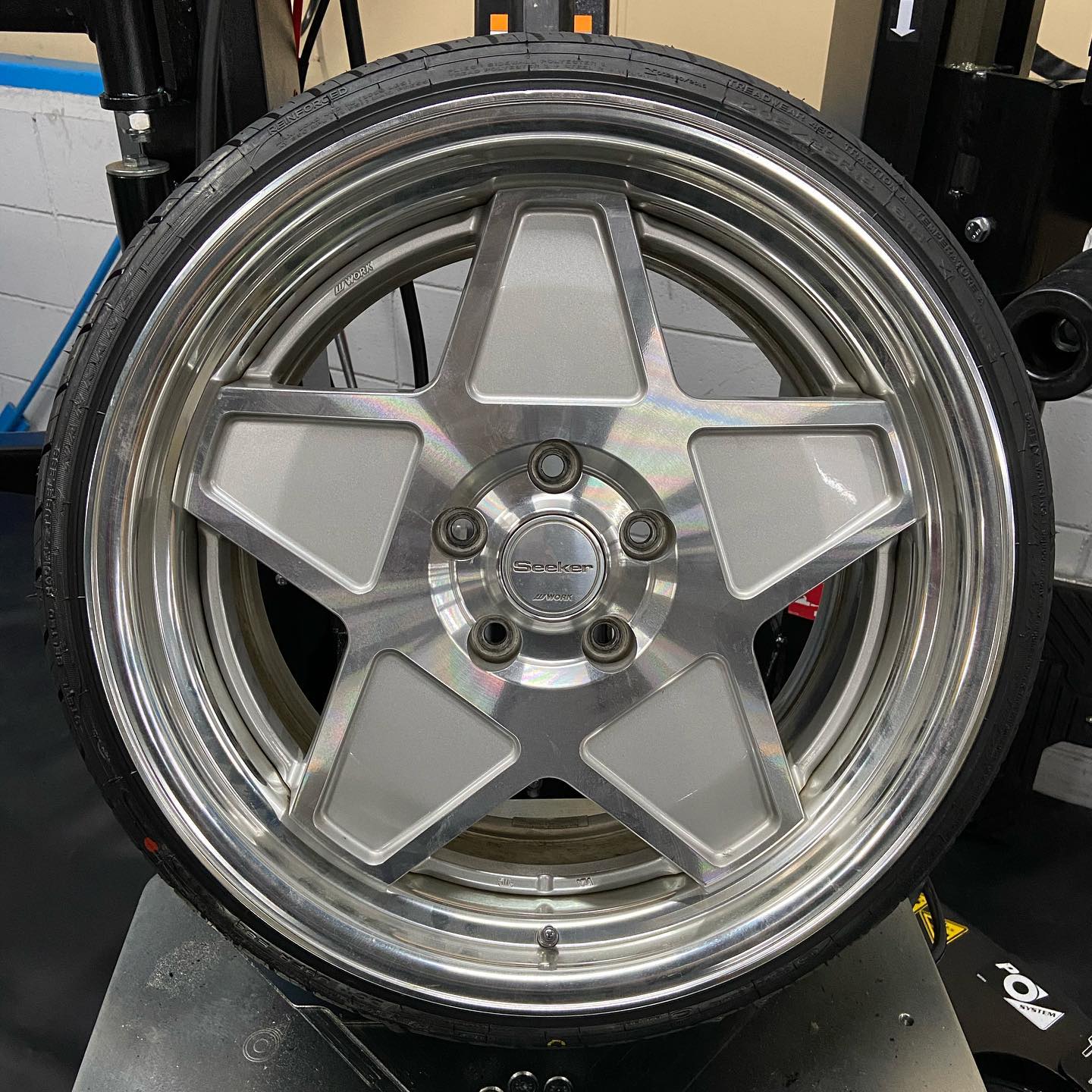 18インチ 9J 205/35R18 ホイール装着例 - CARSERVICE GRAVITY