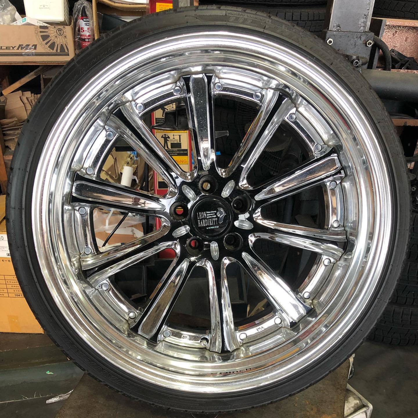 20インチ 12J 285/30R20 ホイール装着例 - CARSERVICE GRAVITY