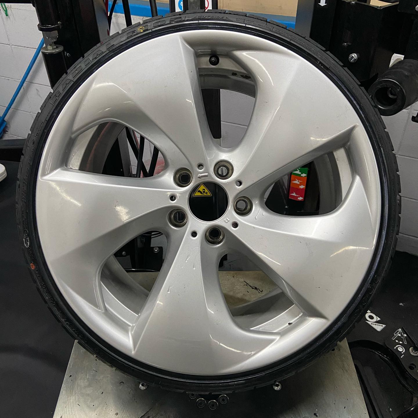20インチ 10J 245/30R20 ホイール装着例 - CARSERVICE GRAVITY