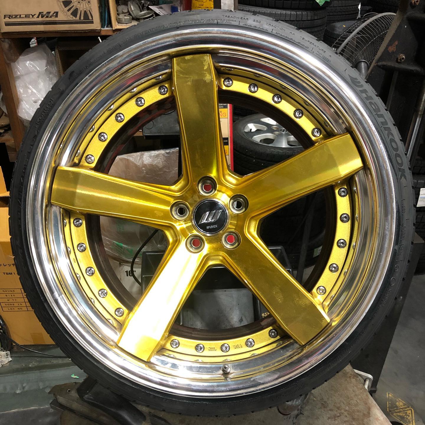 19インチ 10.5J 225/35R19 ホイール装着例 - CARSERVICE GRAVITY