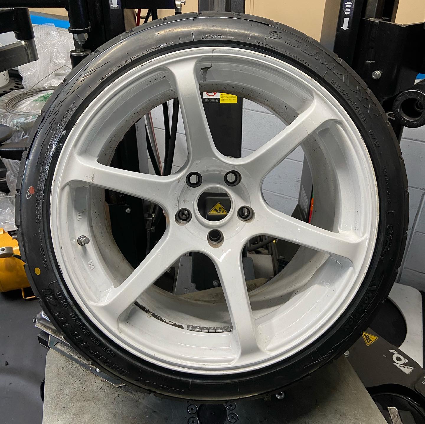 18インチ 10.5J 265/35R18 ホイール装着例 - CARSERVICE GRAVITY