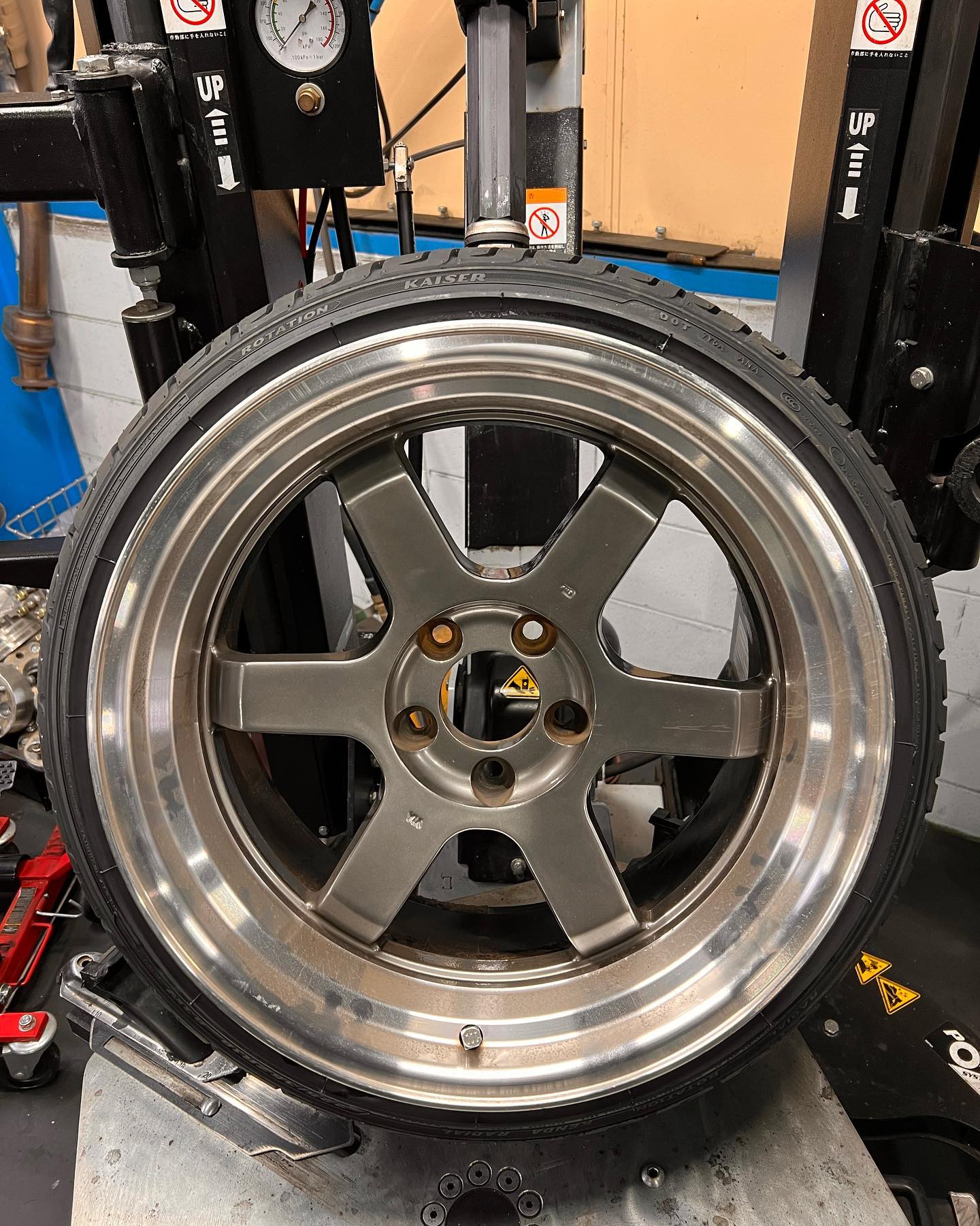 18インチ 10.5J 225/35R18 ホイール装着例 - CARSERVICE GRAVITY