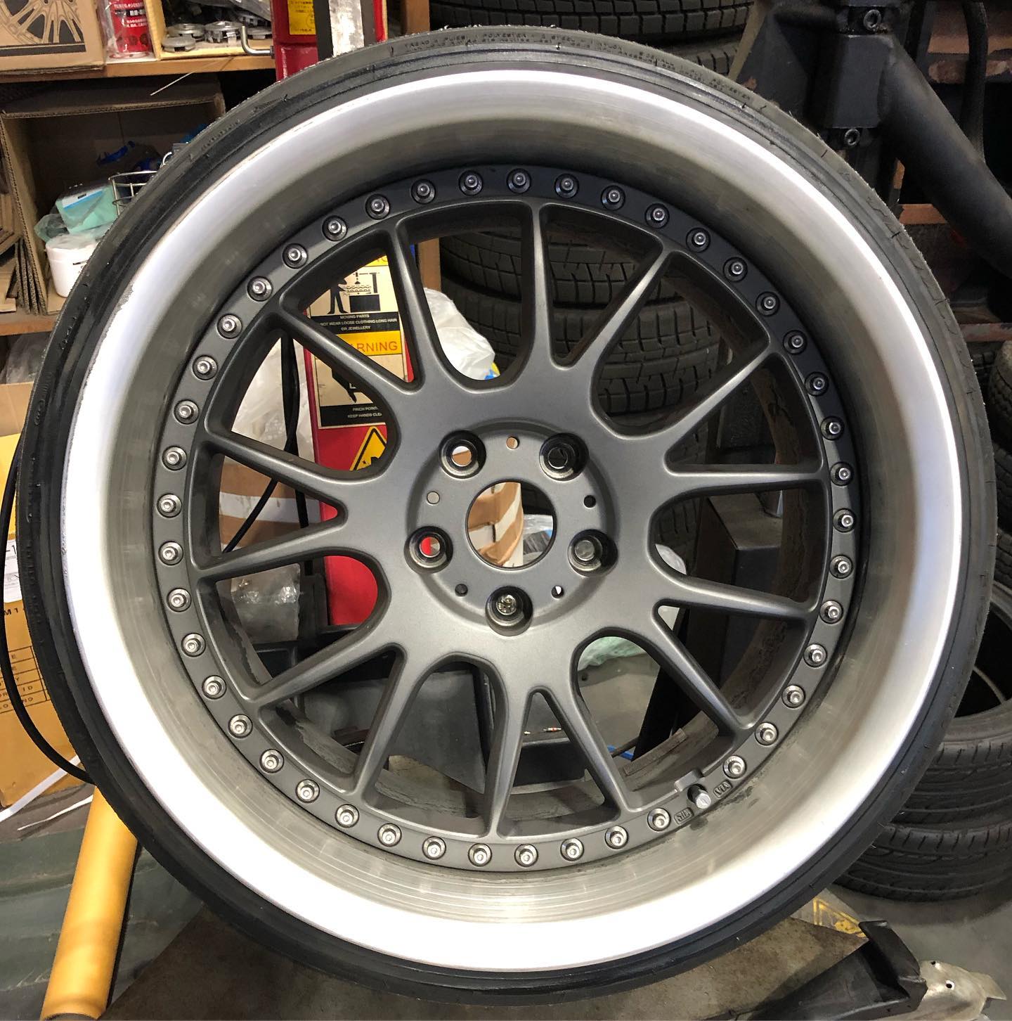 19インチ 9.5J 215/35R19 ホイール装着例 - CARSERVICE GRAVITY