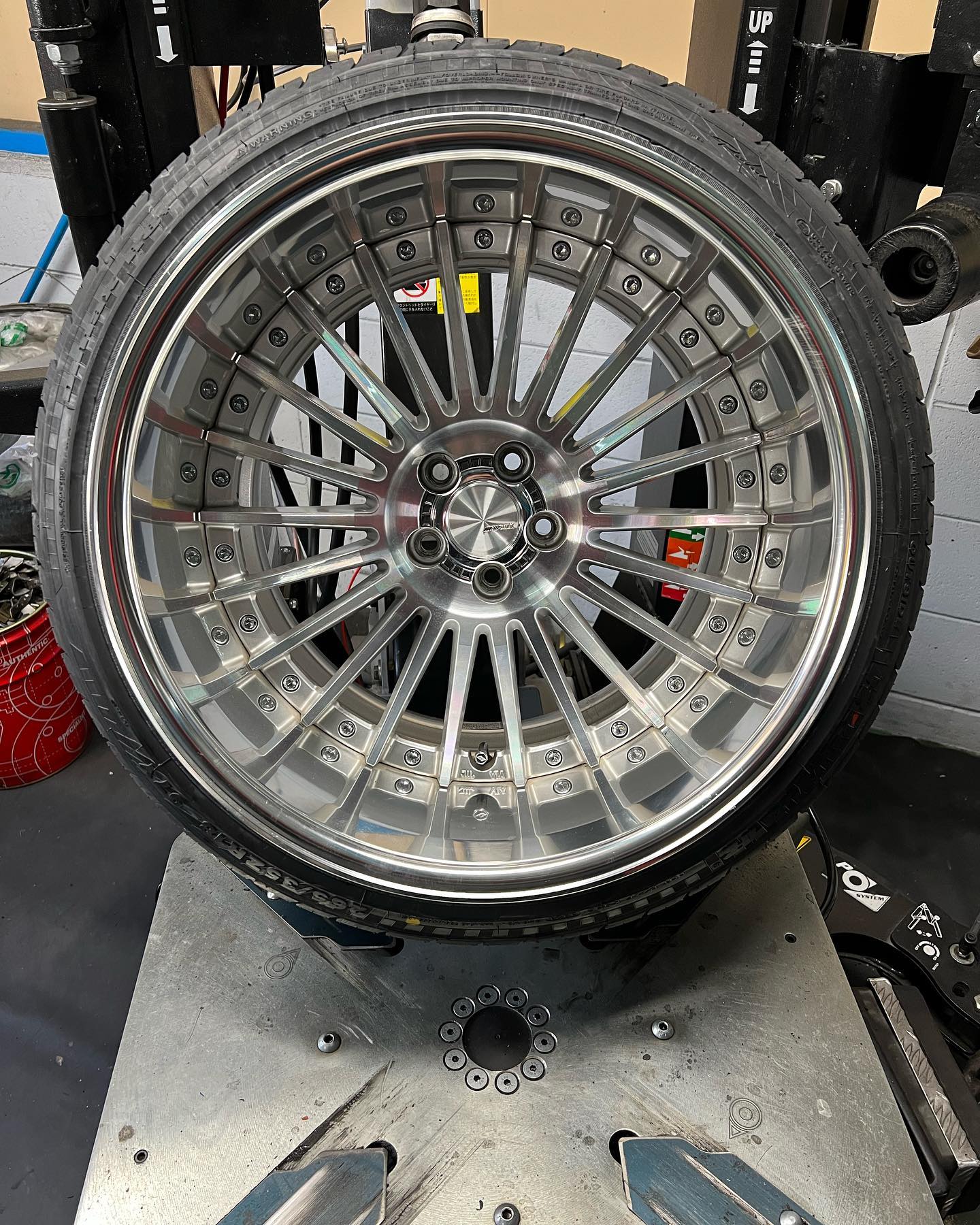18インチ 12.5J 265/35R18 ホイール装着例 - CARSERVICE GRAVITY