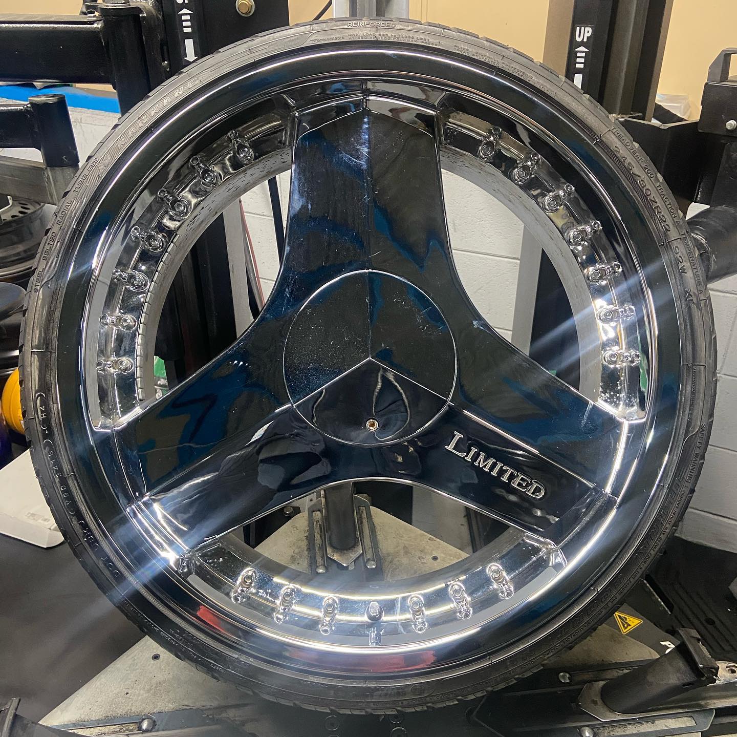 22インチ 8.5J 245/30R22 ホイール装着例 - CARSERVICE GRAVITY