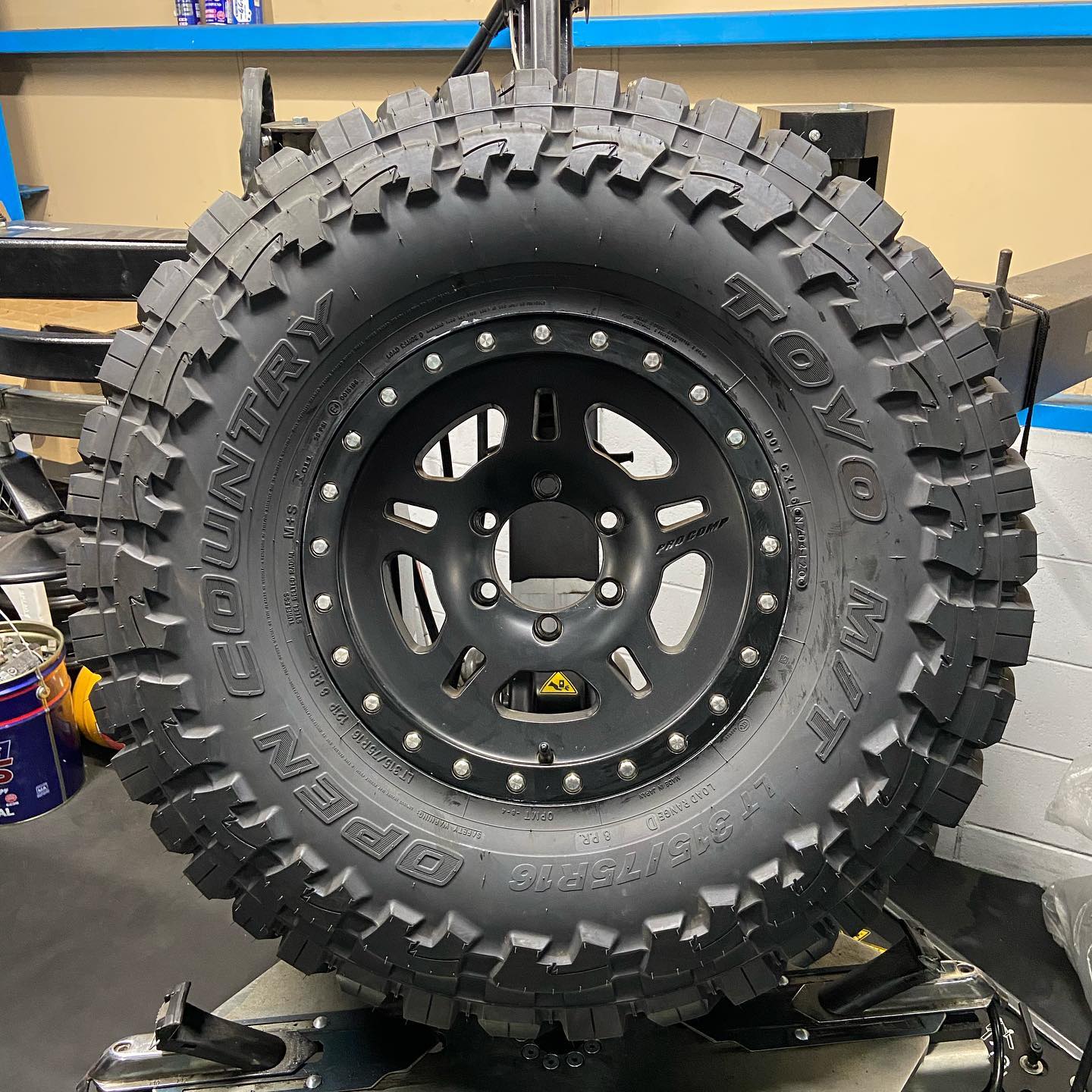 16インチ 8J 315/75R16 ホイール装着例 - CARSERVICE GRAVITY