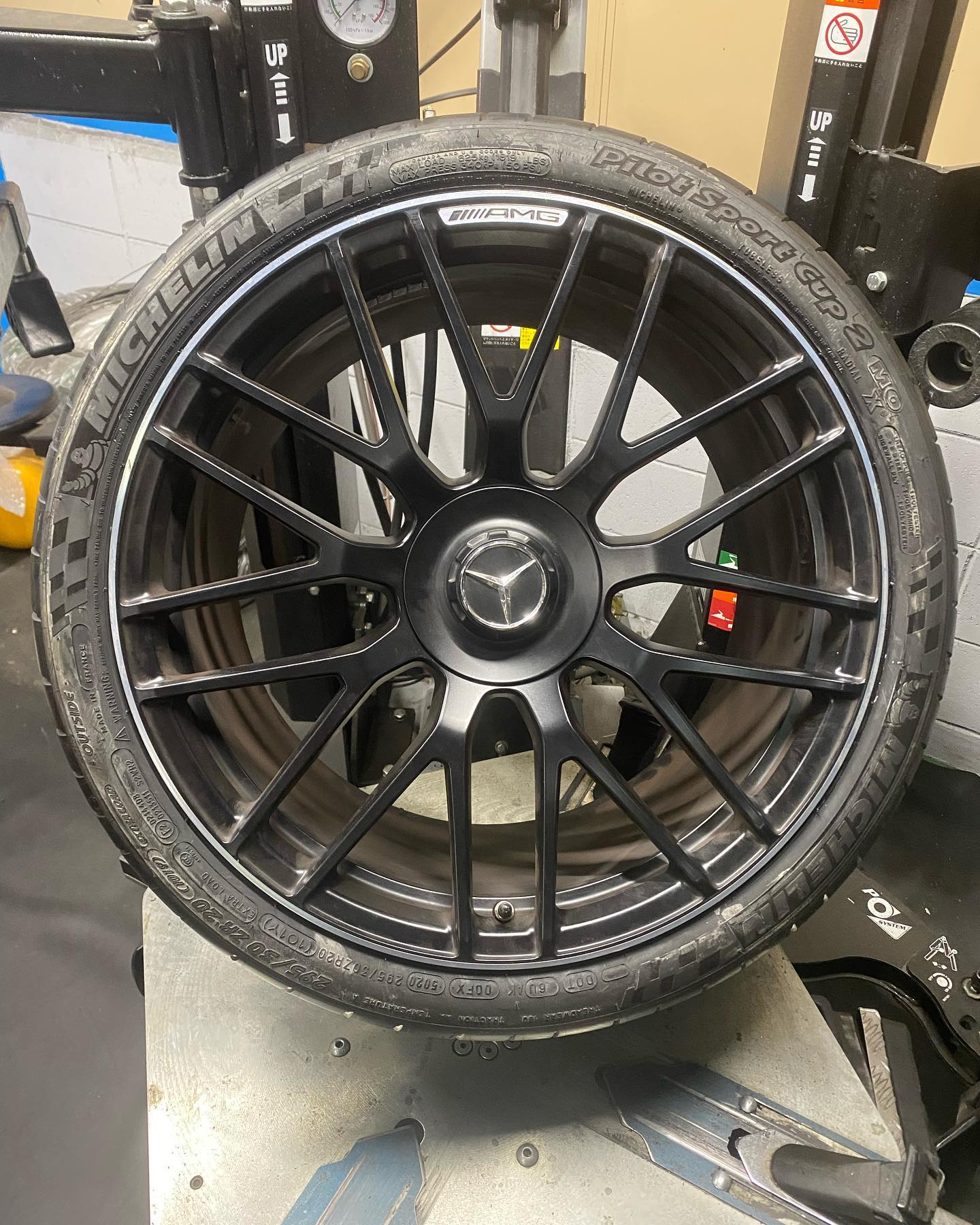 20インチ 11J 295/30R20 ホイール装着例 - CARSERVICE GRAVITY