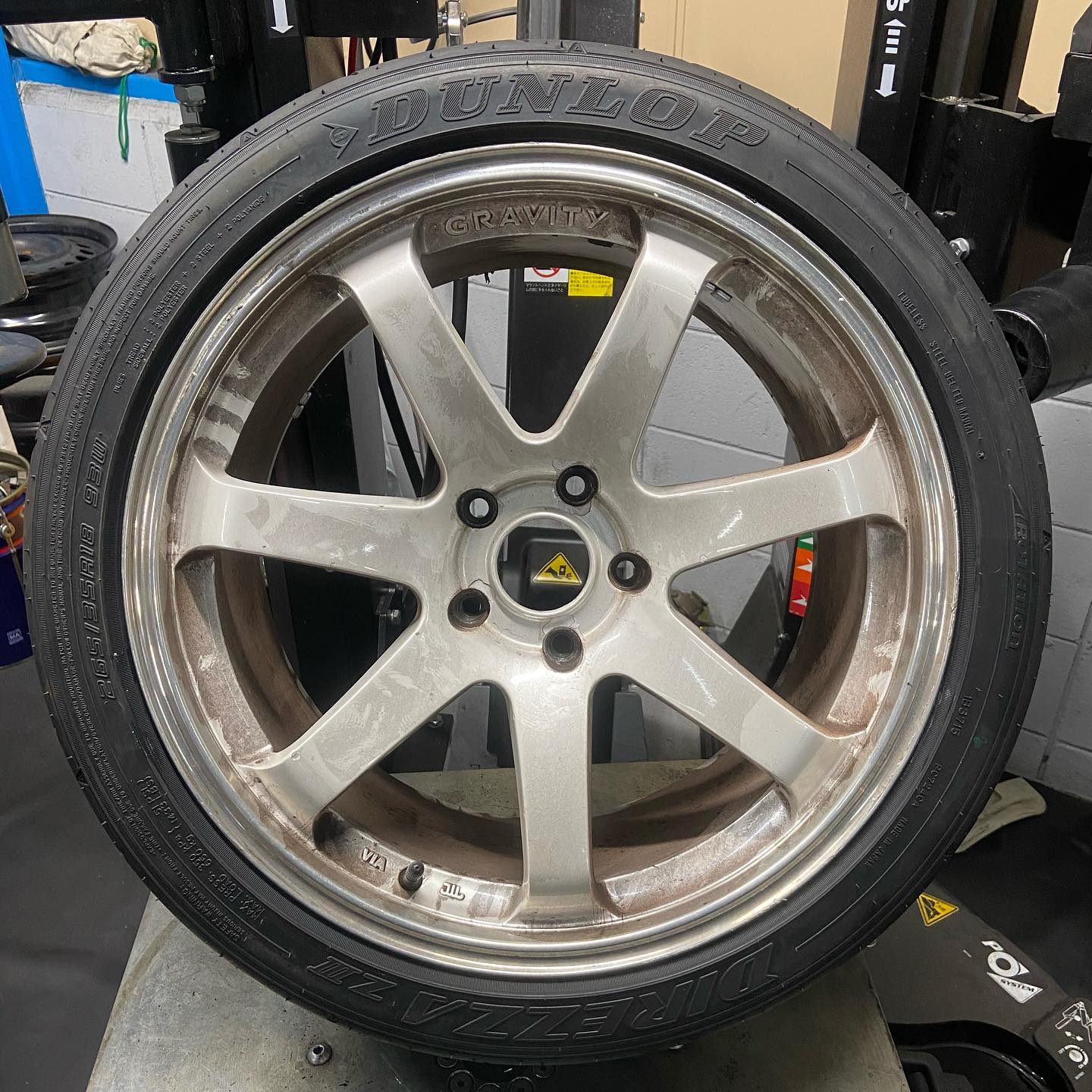 18インチ 9.5J 265/35R18 ホイール装着例 - CARSERVICE GRAVITY
