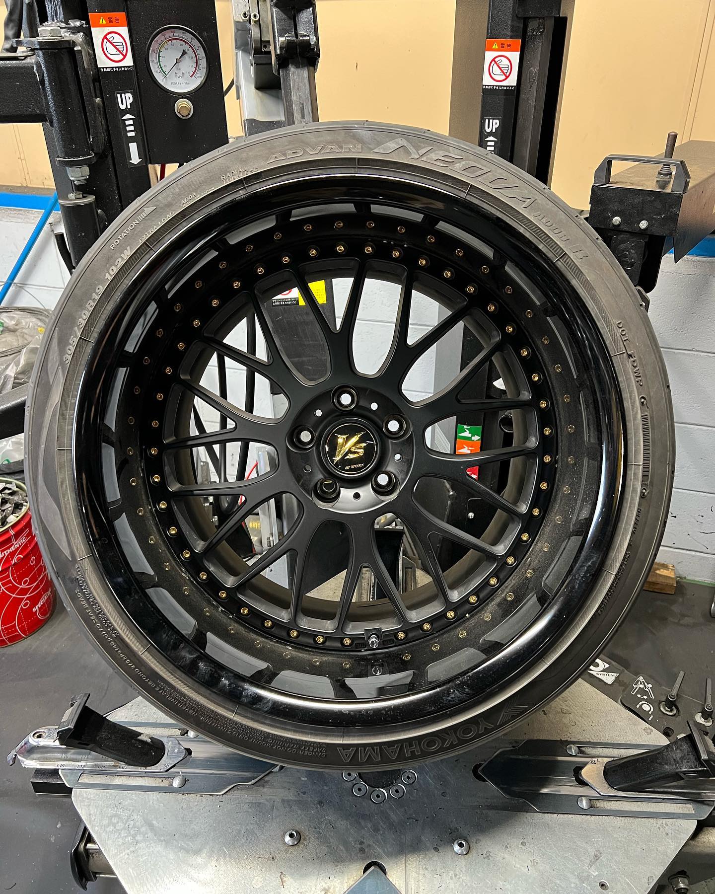 19インチ 12.5J 305/30R19 ホイール装着例 - CARSERVICE GRAVITY