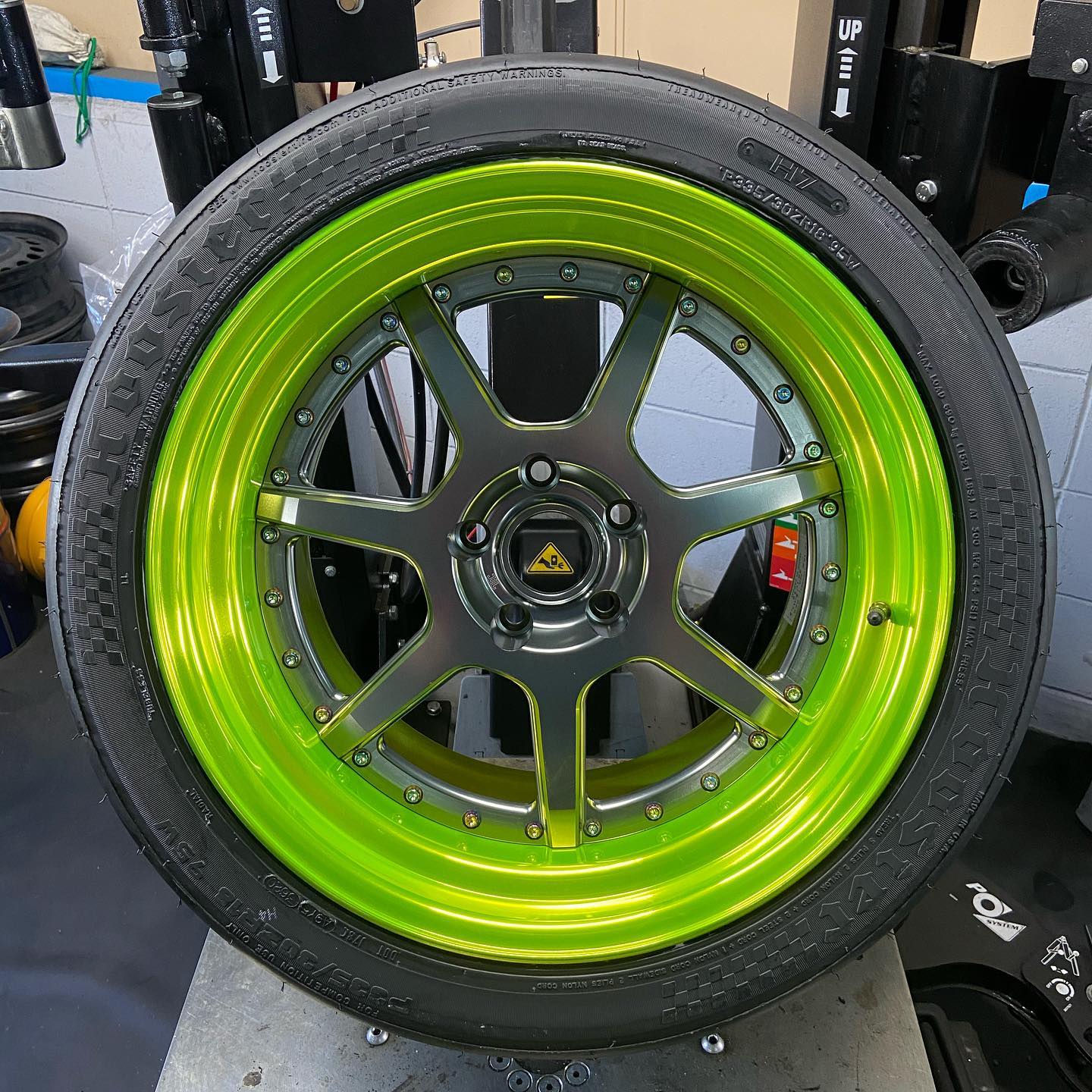 18インチ 12J 335/30R18 ホイール装着例 - CARSERVICE GRAVITY