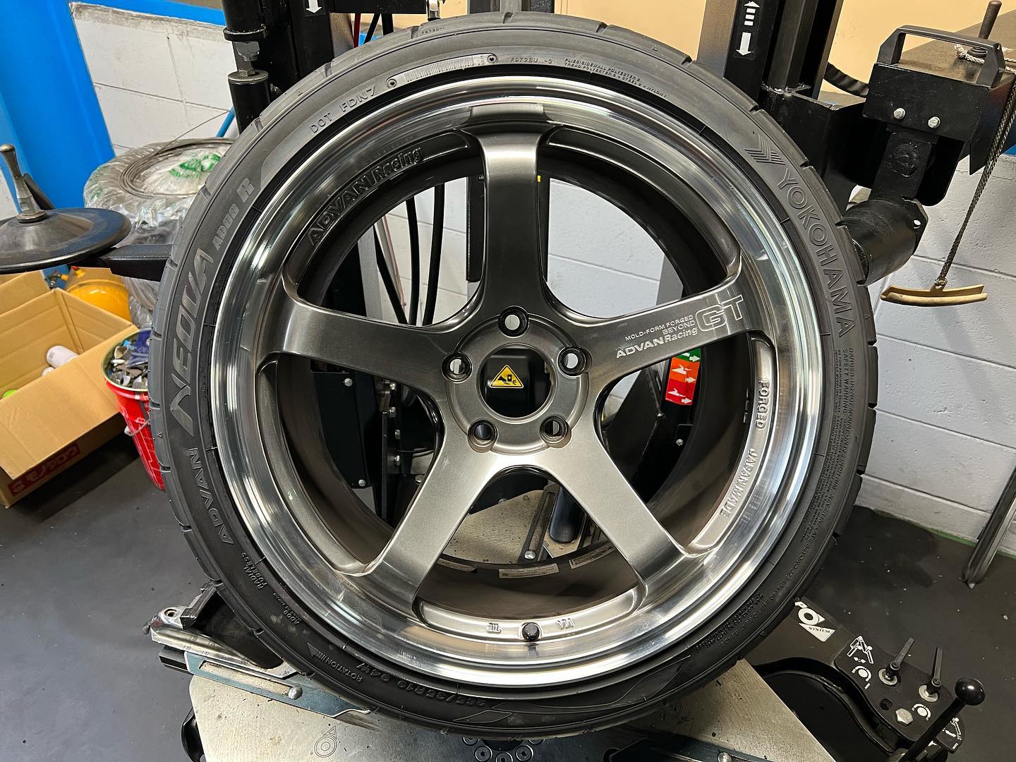 19インチ 10.5J 265/35R19 ホイール装着例 - CARSERVICE GRAVITY