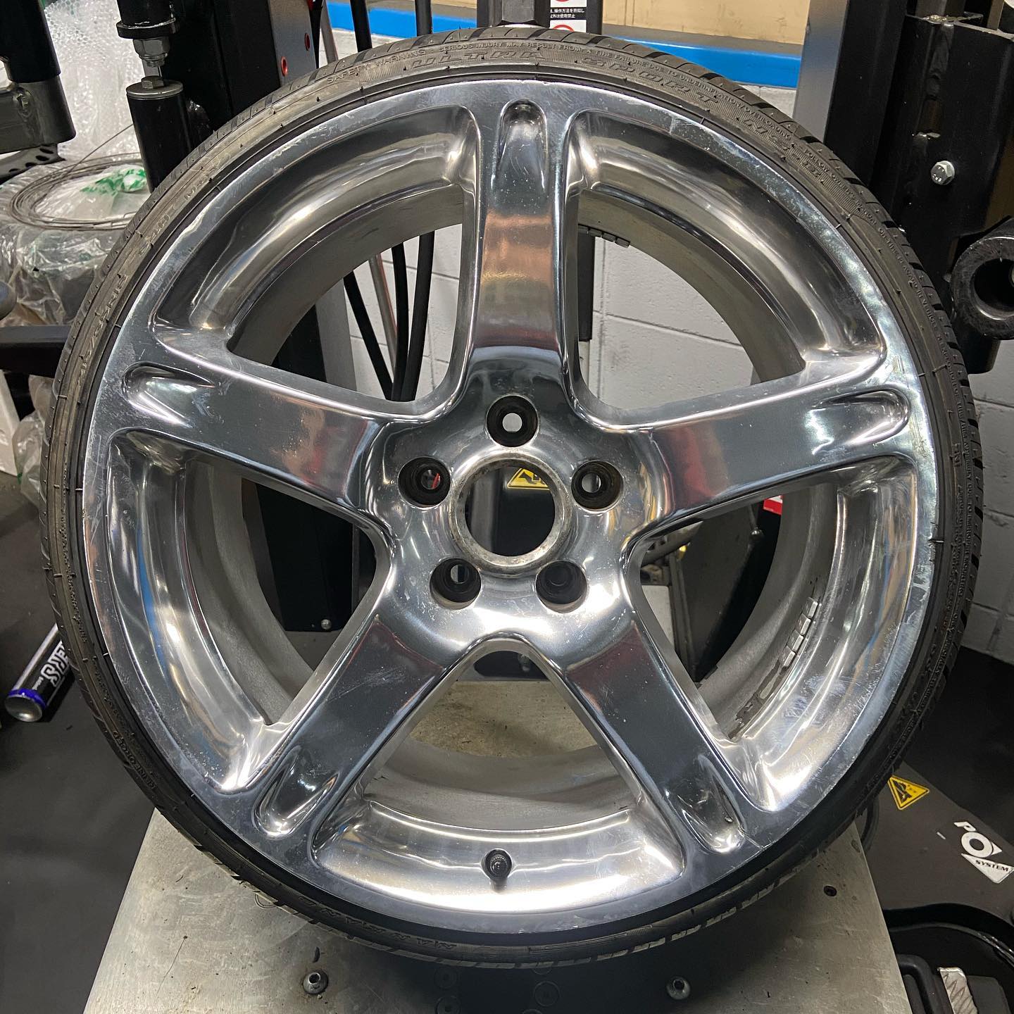 18インチ 9.5J 215/35R18 ホイール装着例 - CARSERVICE GRAVITY