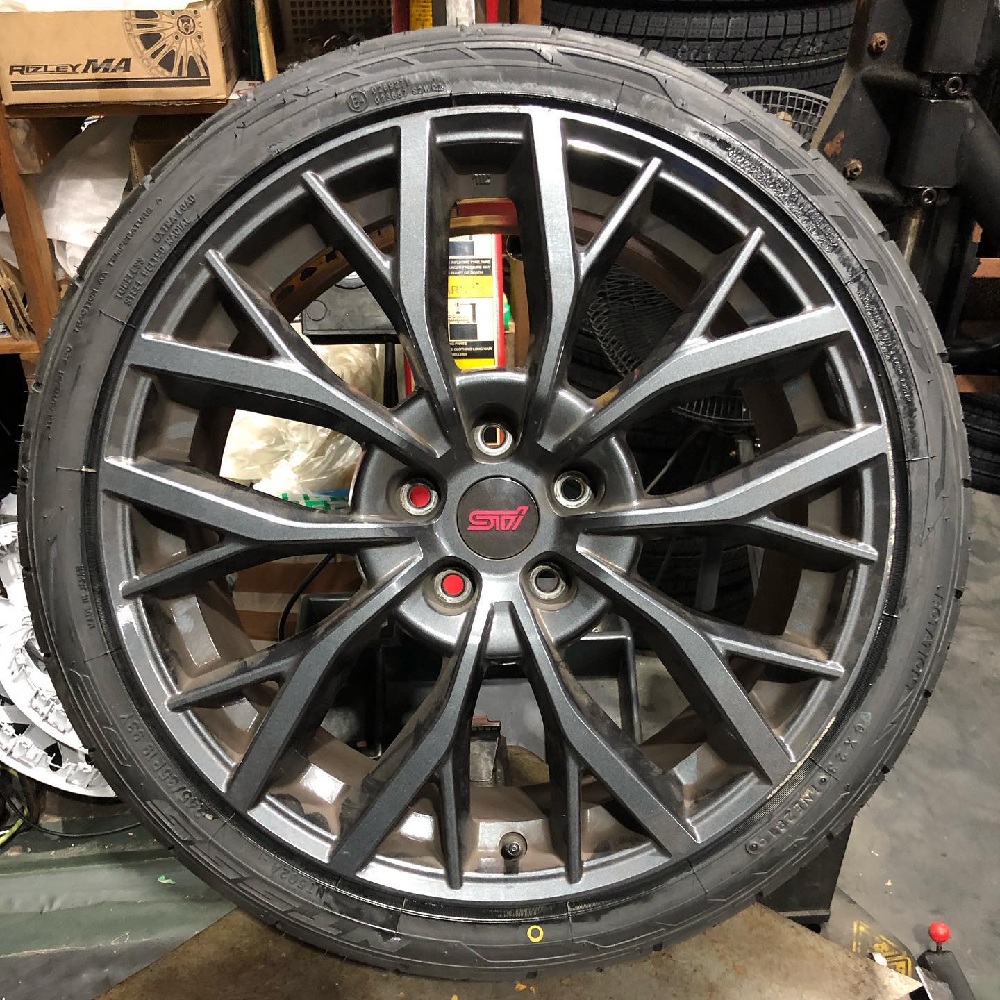 19インチ 8.5J 245/35R19 ホイール装着例 - CARSERVICE GRAVITY