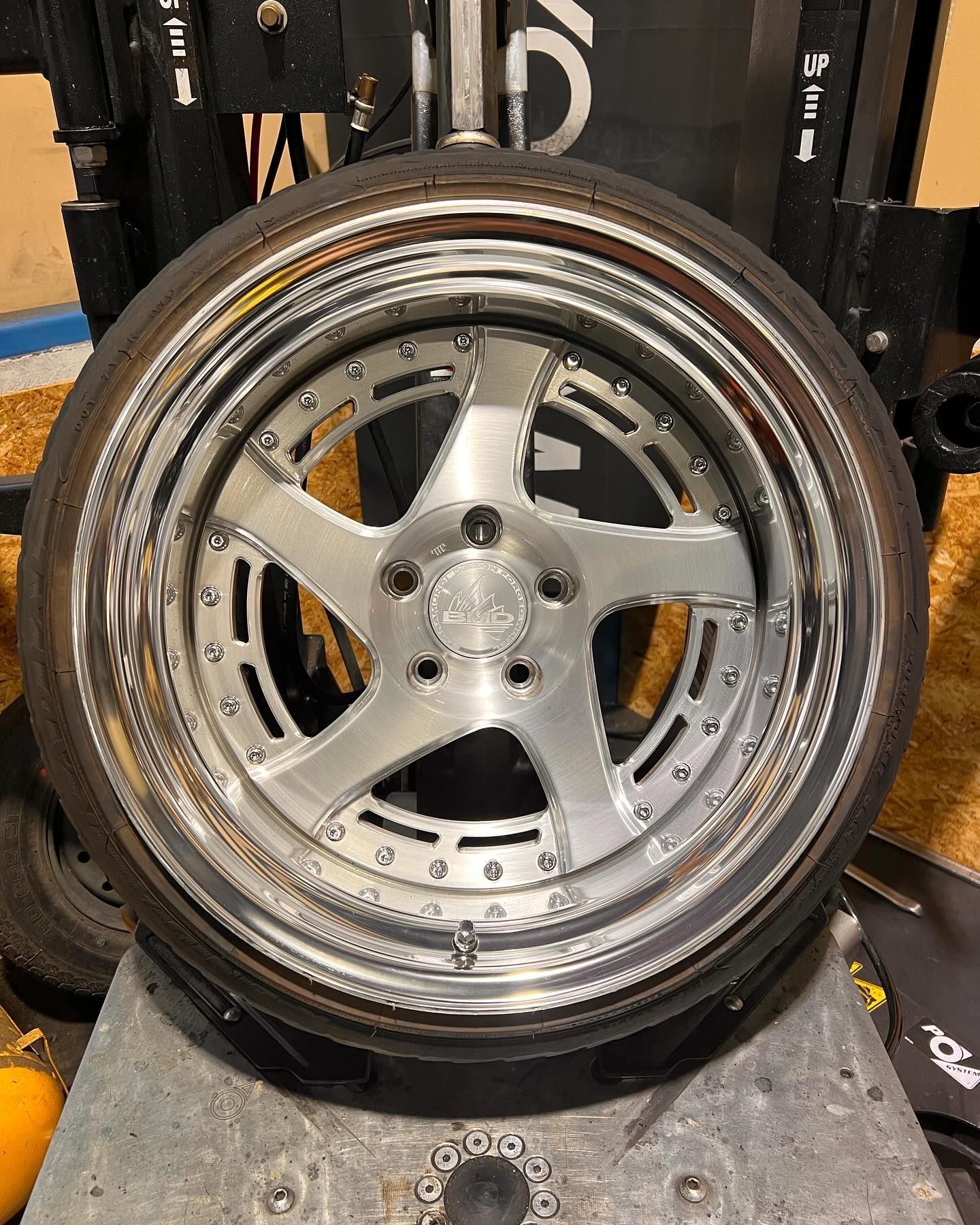 17インチ 9.5J 205/40R17 ホイール装着例 - CARSERVICE GRAVITY