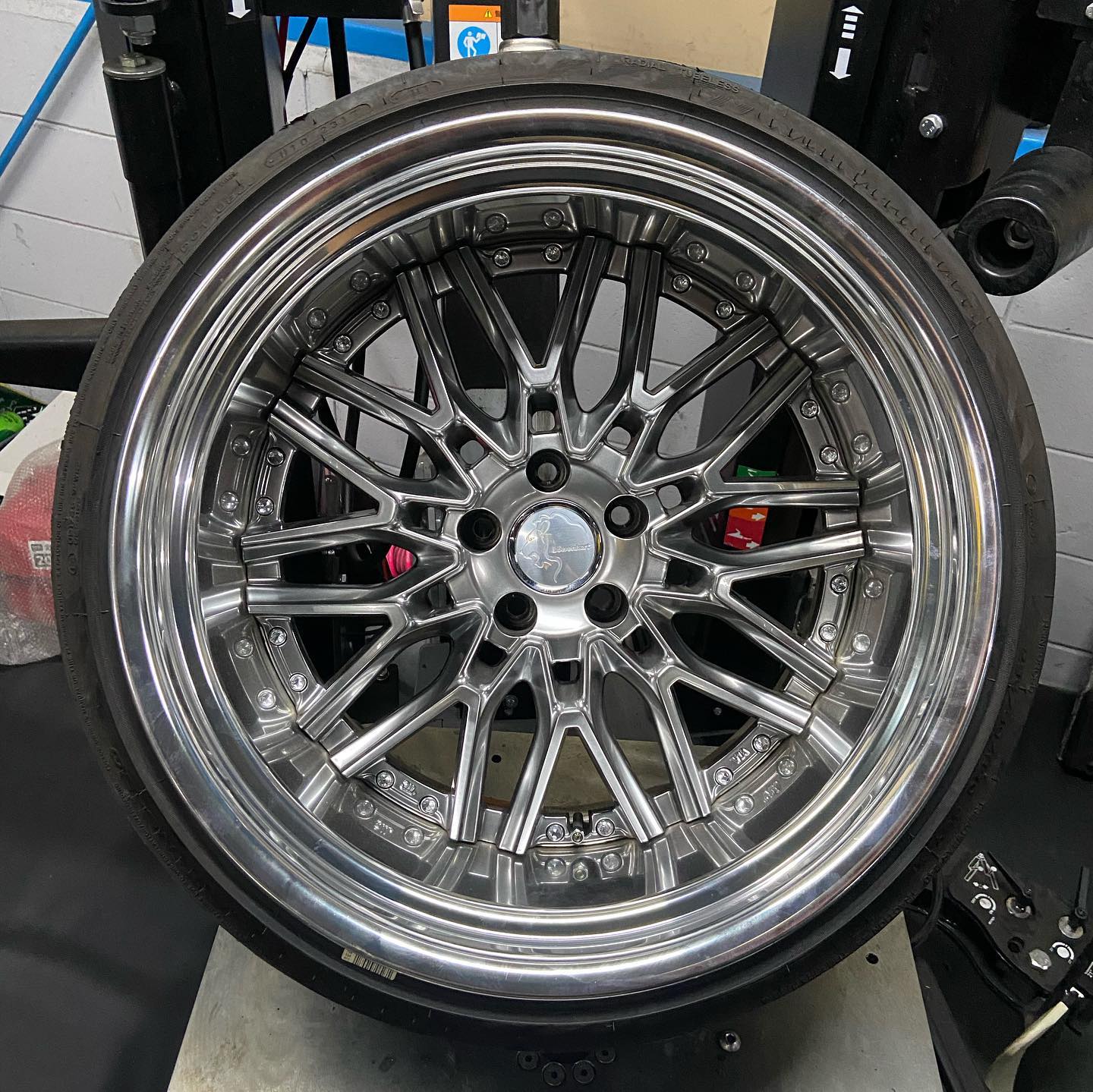 20インチ 11.5J 285/30R20 ホイール装着例 - CARSERVICE GRAVITY