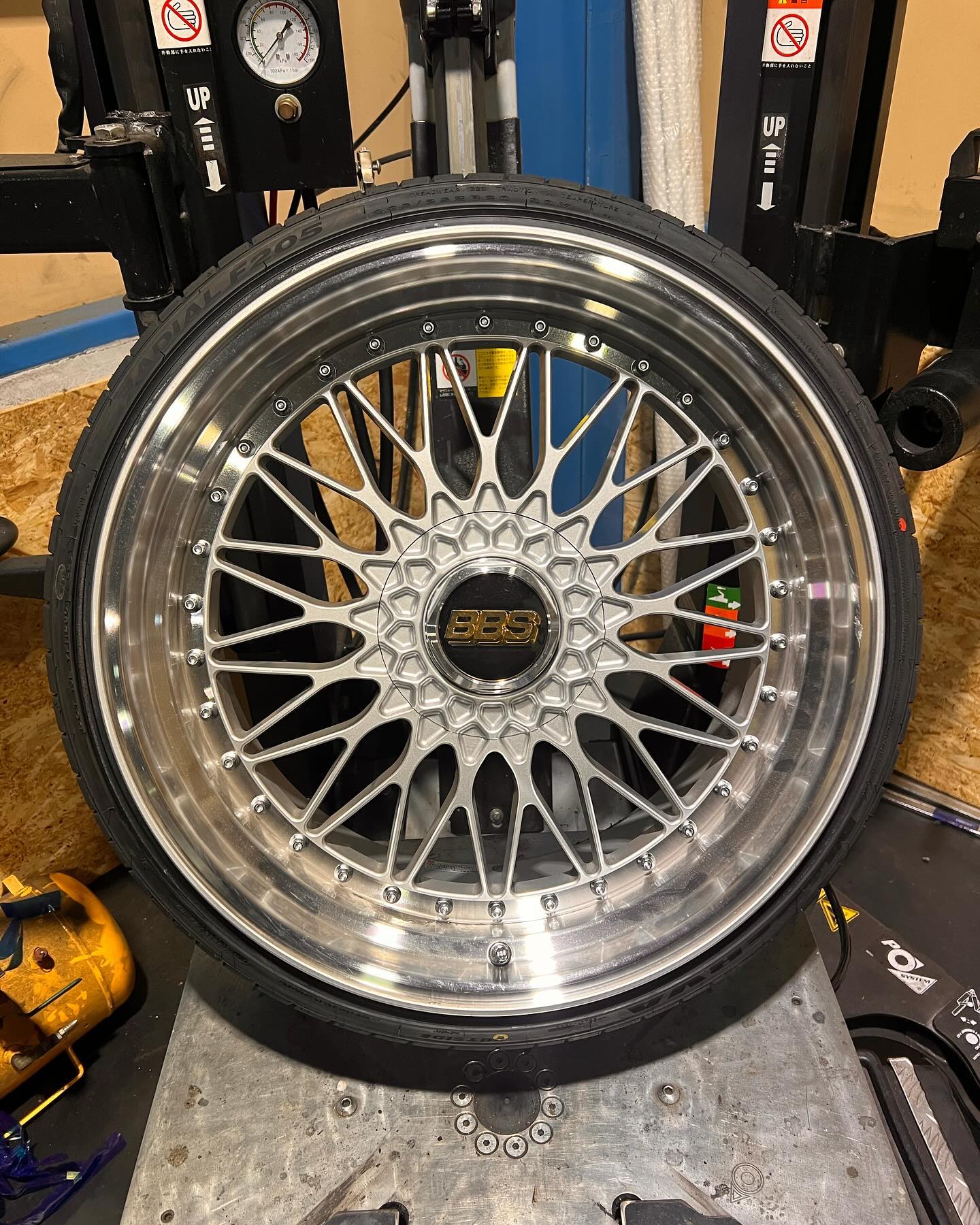 20インチ 10J 225/35R20 ホイール装着例 - CARSERVICE GRAVITY