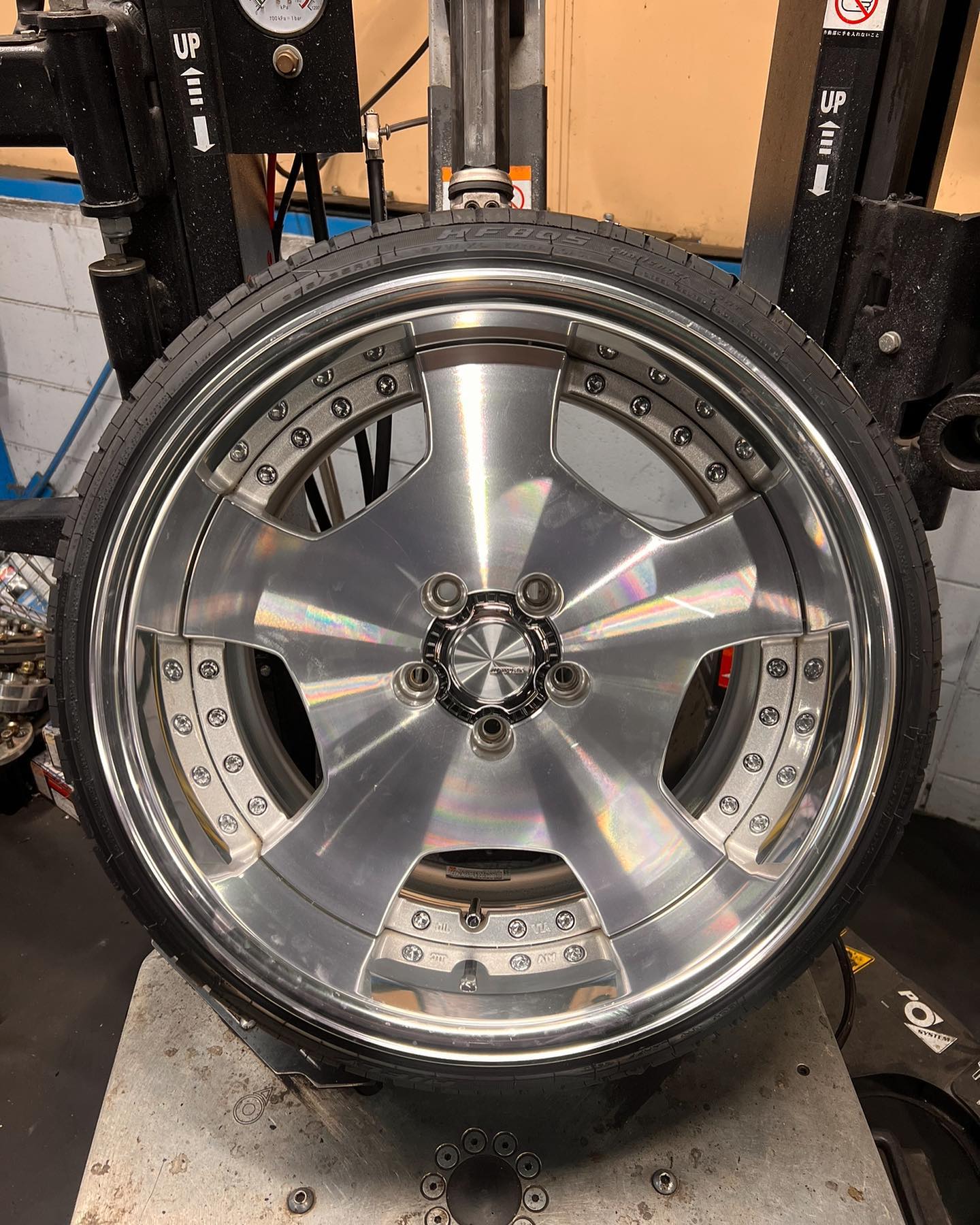 18インチ 10.5J 225/35R18 ホイール装着例 - CARSERVICE GRAVITY