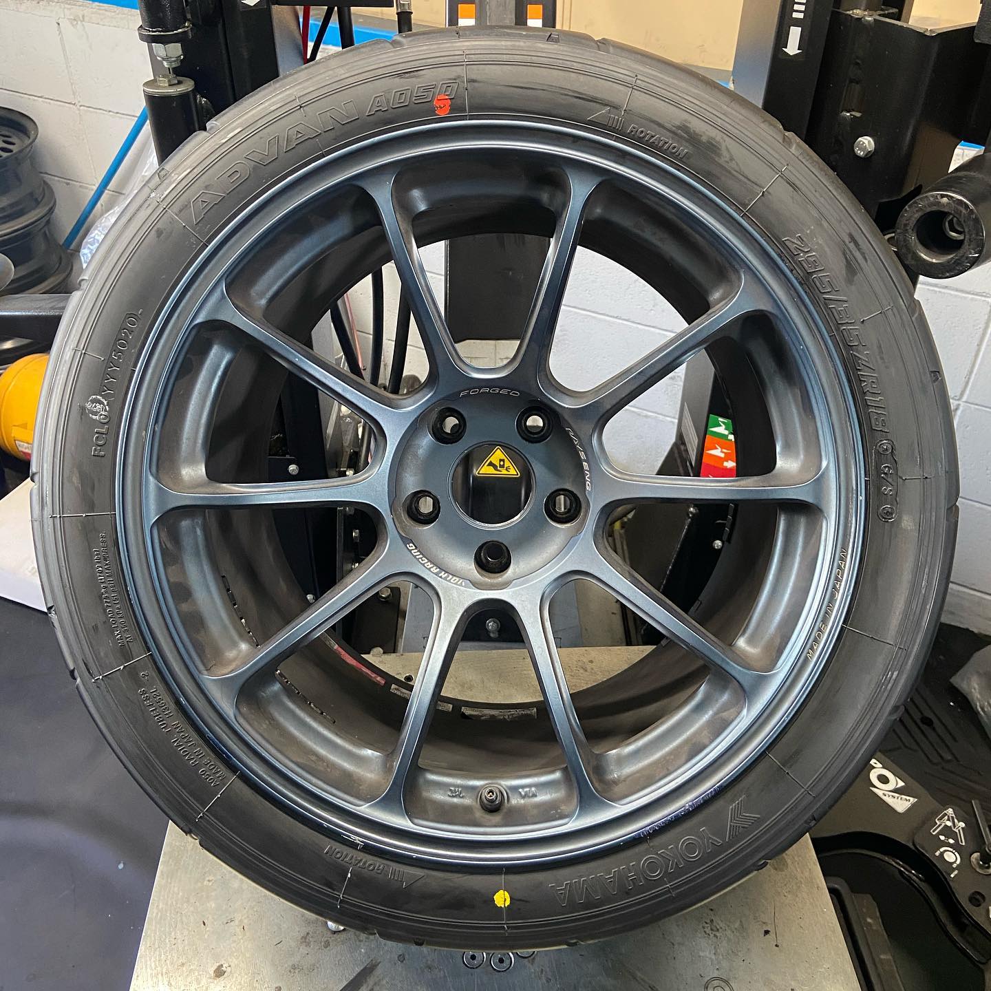 18インチ 11J 295/35R18 ホイール装着例 - CARSERVICE GRAVITY