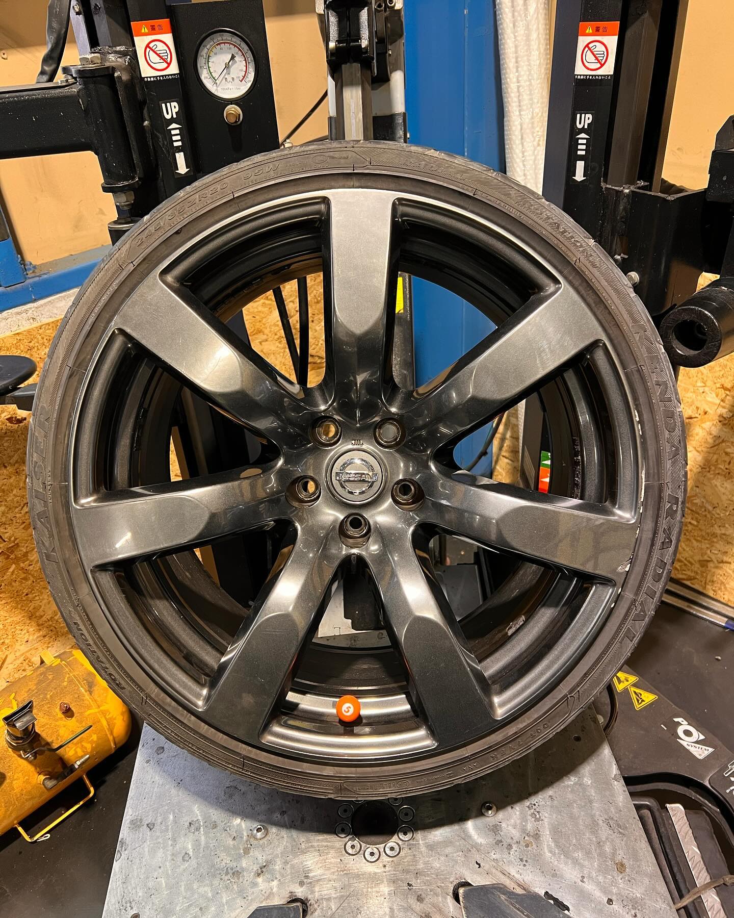 20インチ 10.5J 245/35R20 ホイール装着例 - CARSERVICE GRAVITY