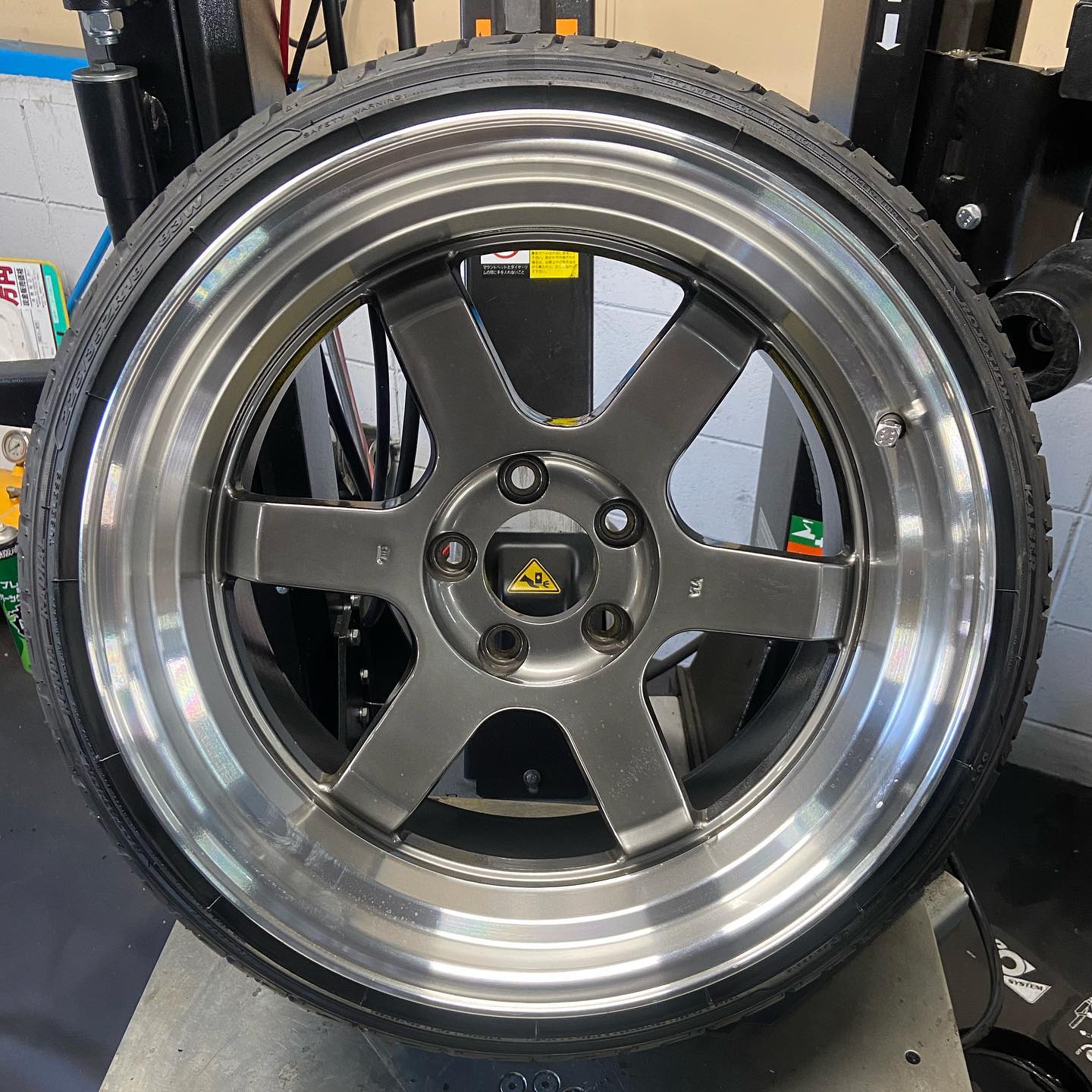 18インチ 10J 225/35R18 ホイール装着例 - CARSERVICE GRAVITY