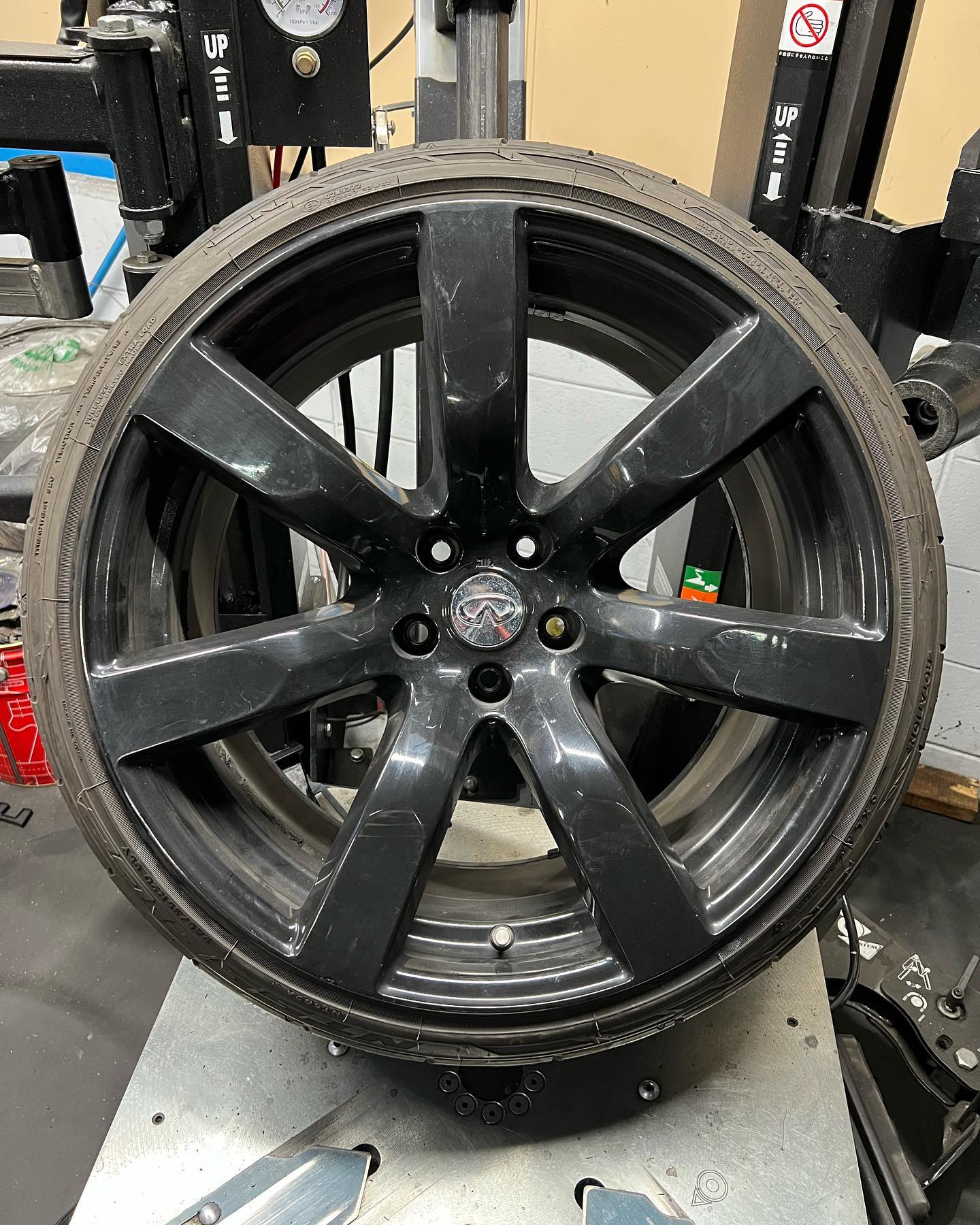20インチ 10.5J 245/35R20 ホイール装着例 - CARSERVICE GRAVITY