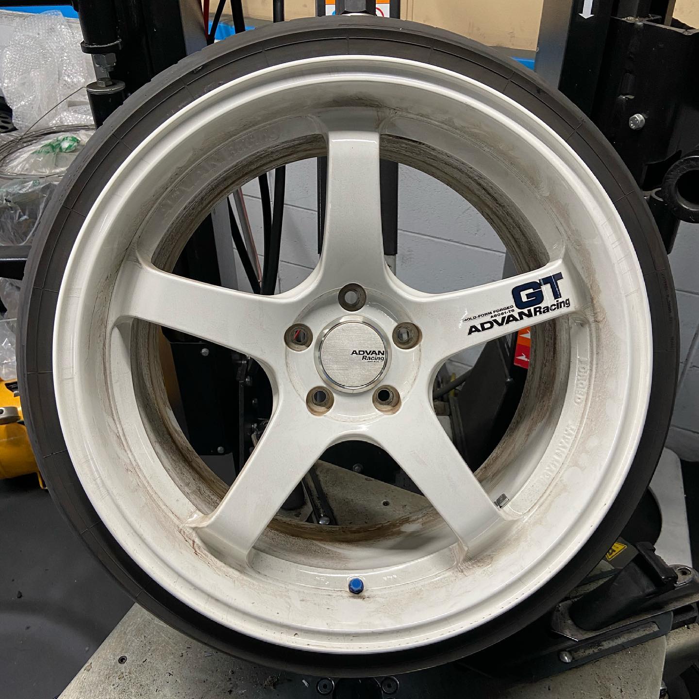 19インチ 10.5J 235/35R19 ホイール装着例 - CARSERVICE GRAVITY