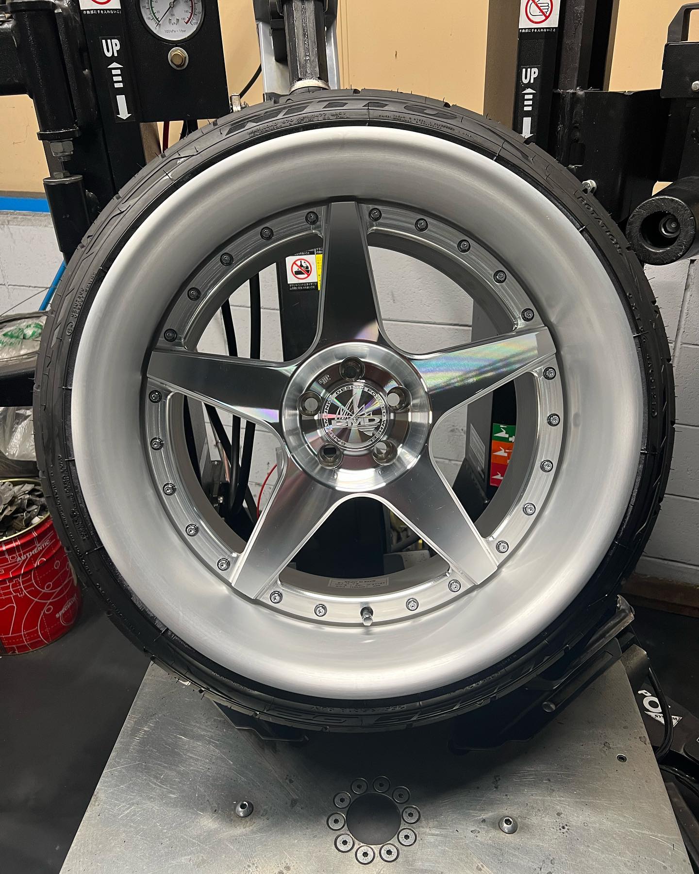 18インチ 12J 255/35R18 ホイール装着例 - CARSERVICE GRAVITY