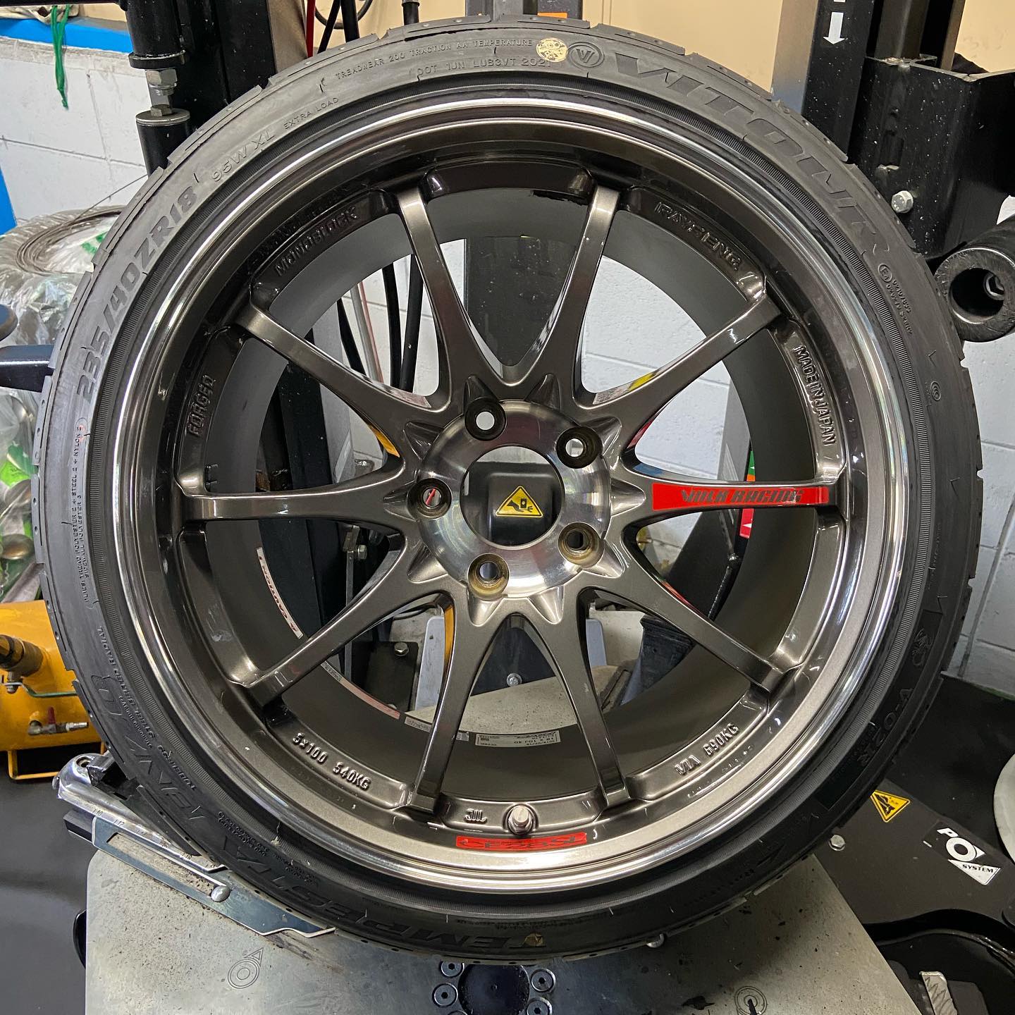 18インチ 10J 235/40R18 ホイール装着例 - CARSERVICE GRAVITY