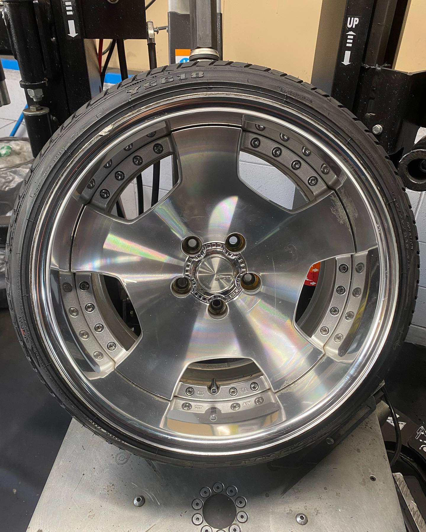 18インチ 10.5J 225/35R18 ホイール装着例 - CARSERVICE GRAVITY