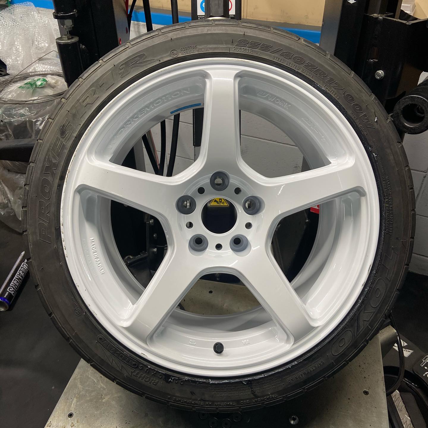17インチ 9J 235/40R17 ホイール装着例 - CARSERVICE GRAVITY