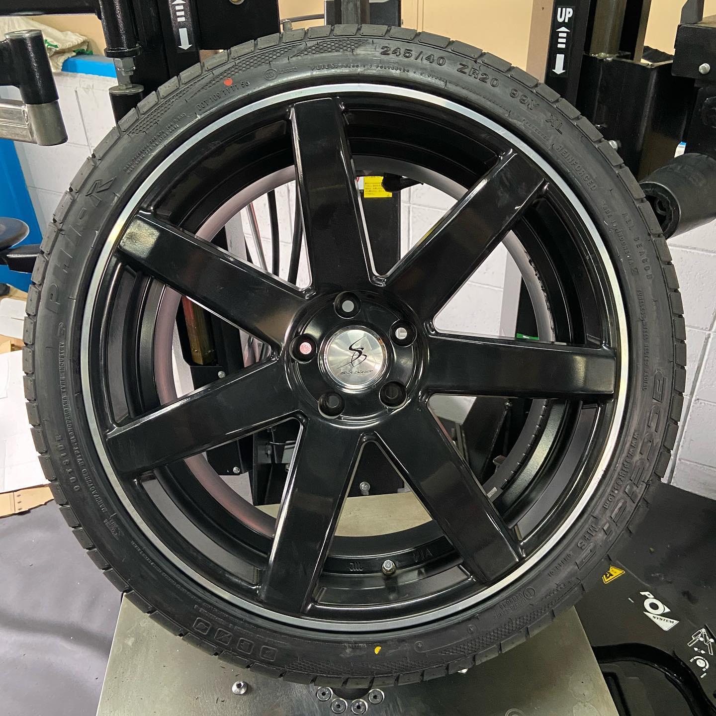 20インチ 8.5J 245/35R20 ホイール装着例 - CARSERVICE GRAVITY