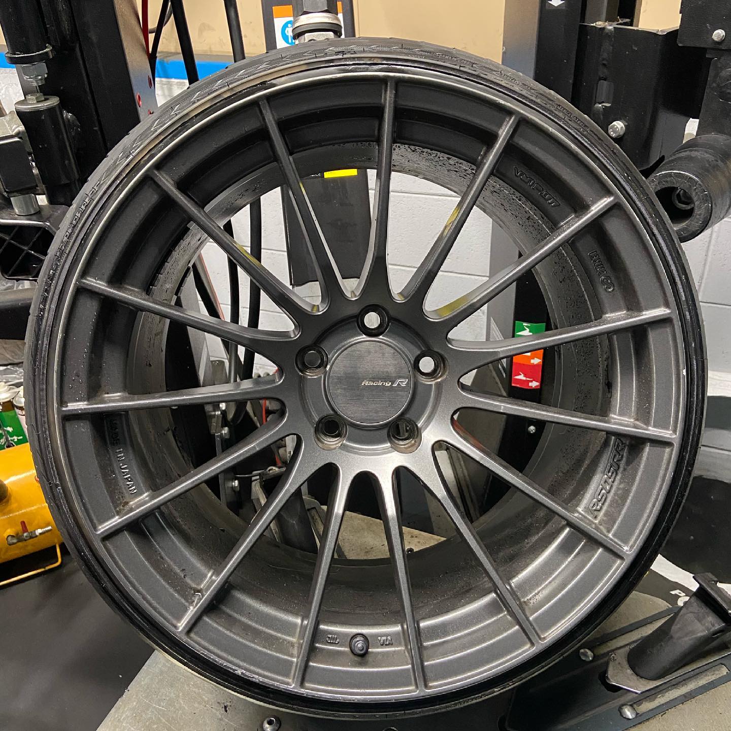 18インチ 10J 215/35R18 ホイール装着例 - CARSERVICE GRAVITY