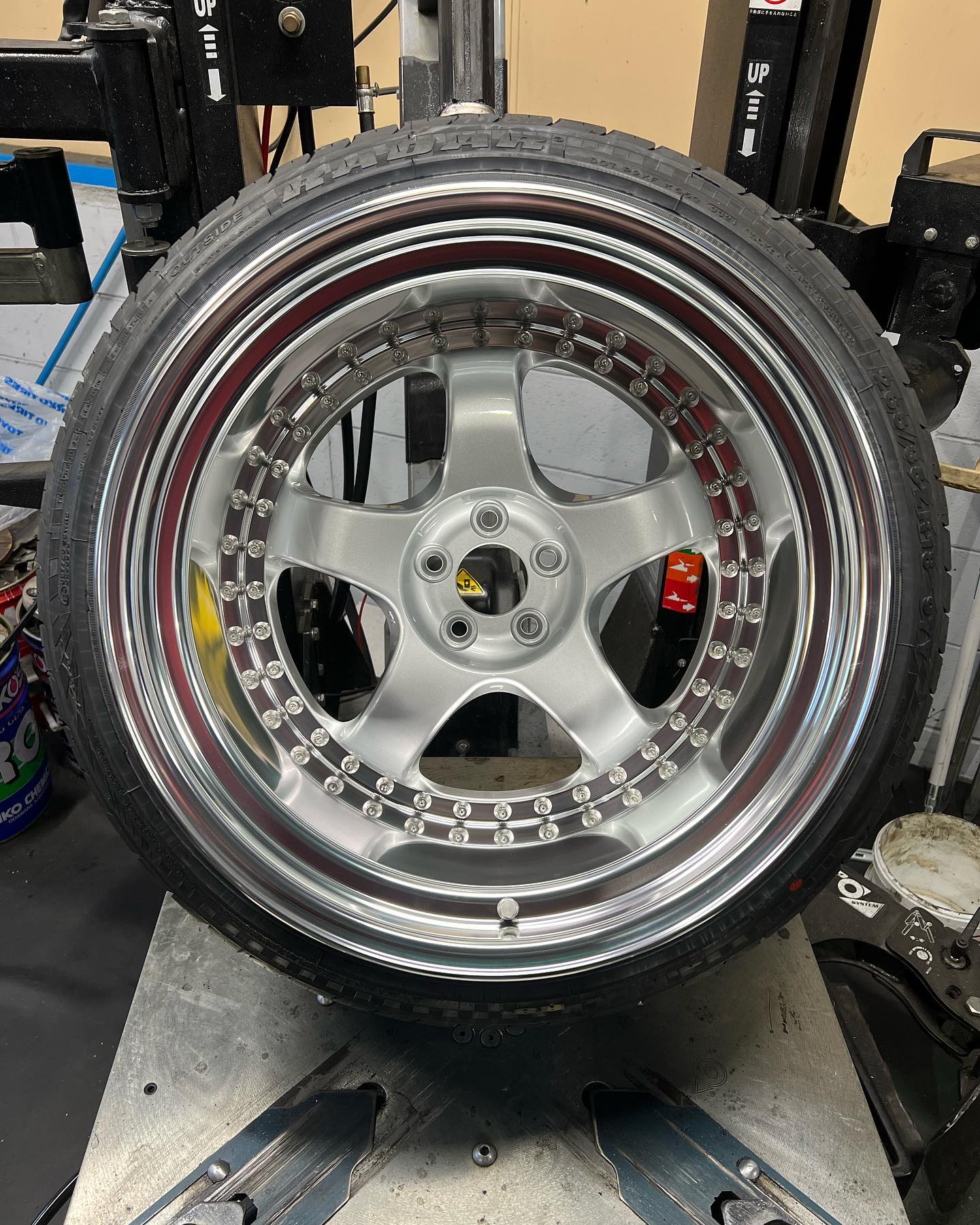 18インチ 12.5J 265/35R18 ホイール装着例 - CARSERVICE GRAVITY