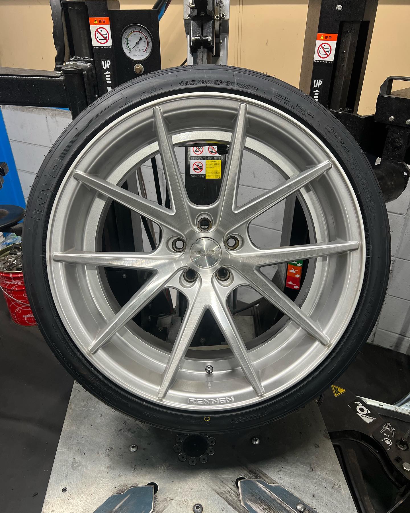 21インチ 10.5J 285/30R21 ホイール装着例 - CARSERVICE GRAVITY