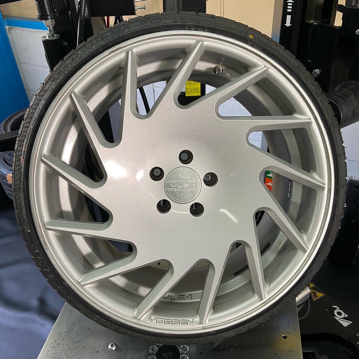 20インチ 10.5J 225/35R20 ホイール装着例 - CARSERVICE GRAVITY