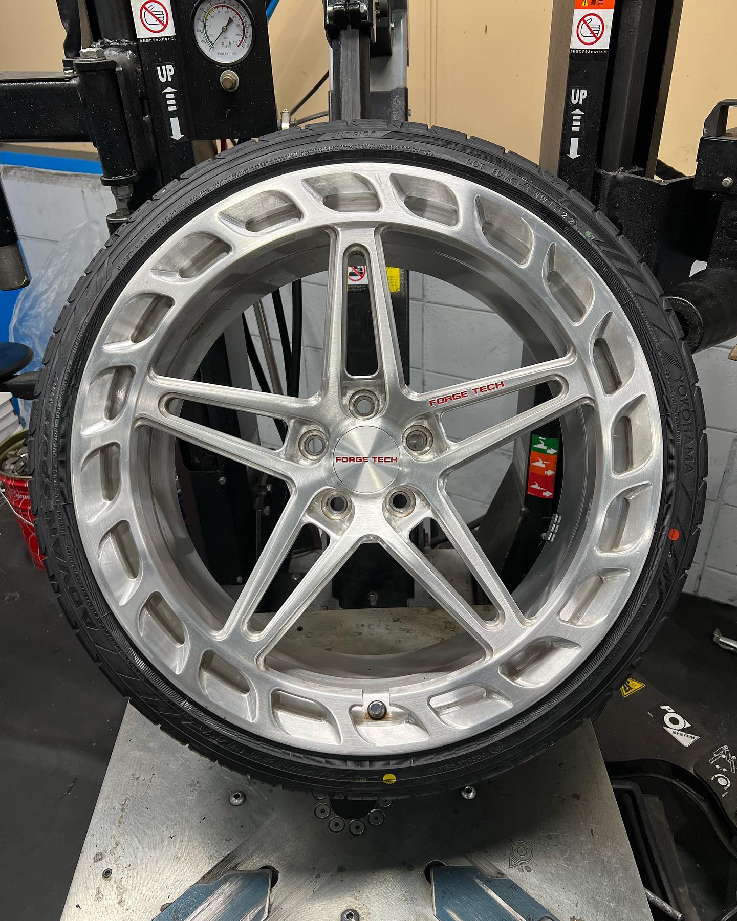 20インチ 10J 265/30R20 ホイール装着例 - CARSERVICE GRAVITY