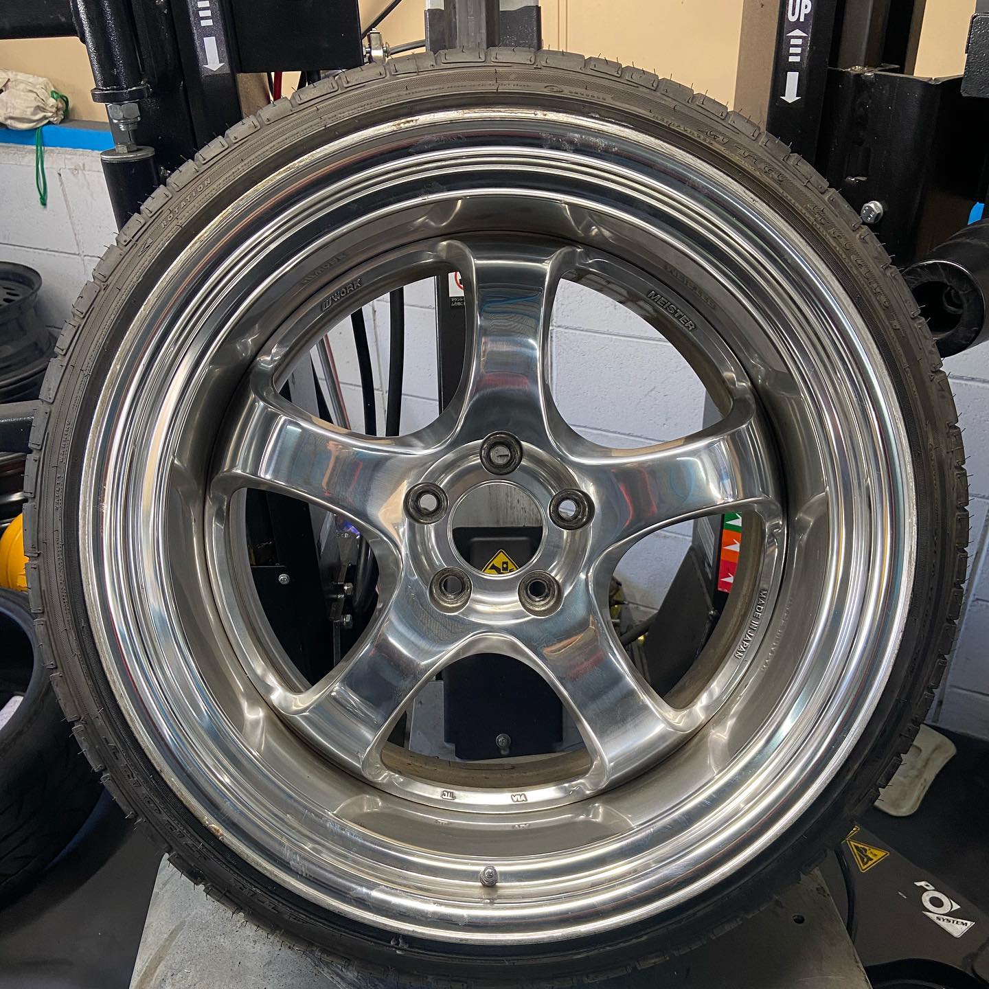 19インチ 11J 245/35R19 ホイール装着例 - CARSERVICE GRAVITY