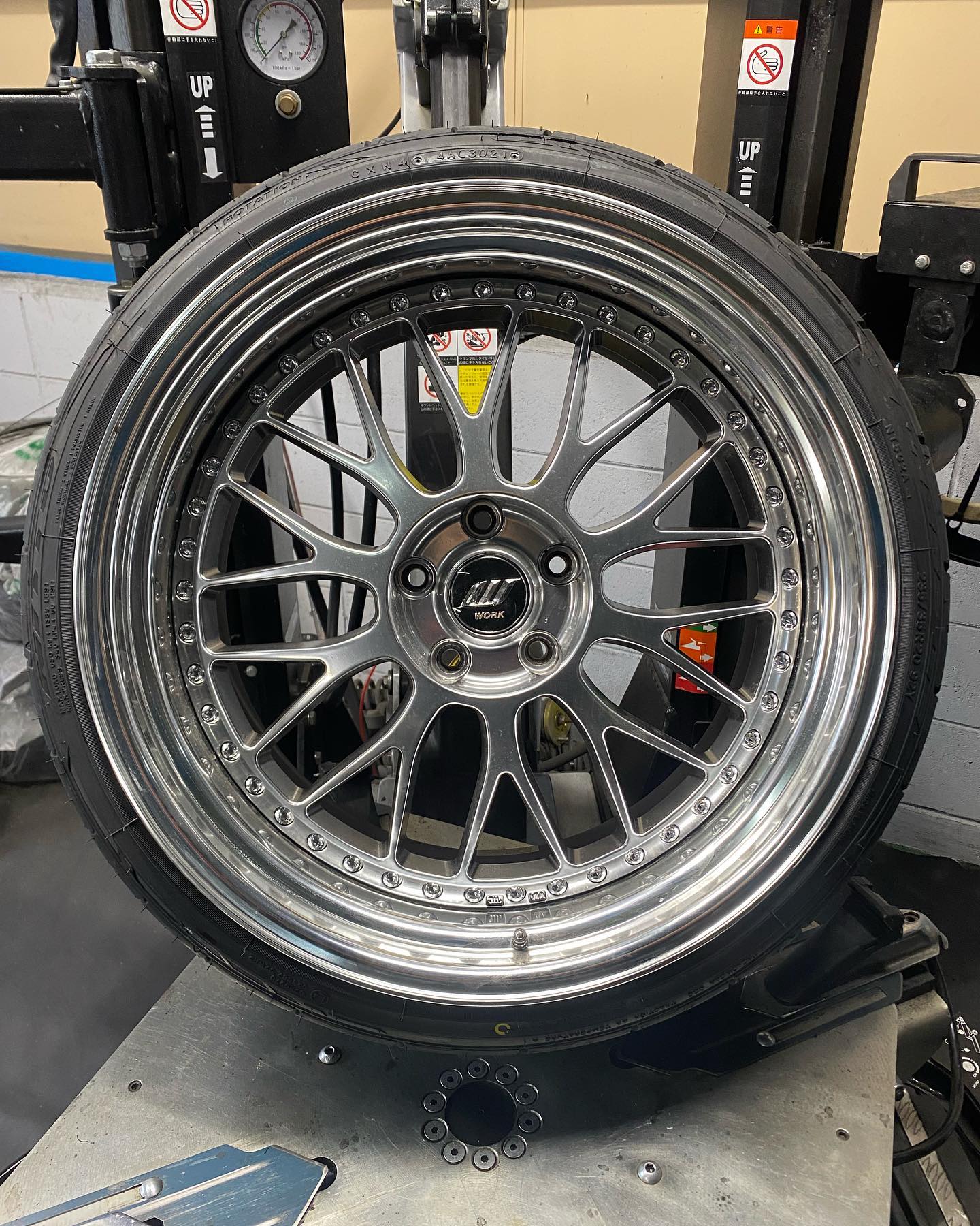 20インチ 10J 235/35R20 ホイール装着例 - CARSERVICE GRAVITY