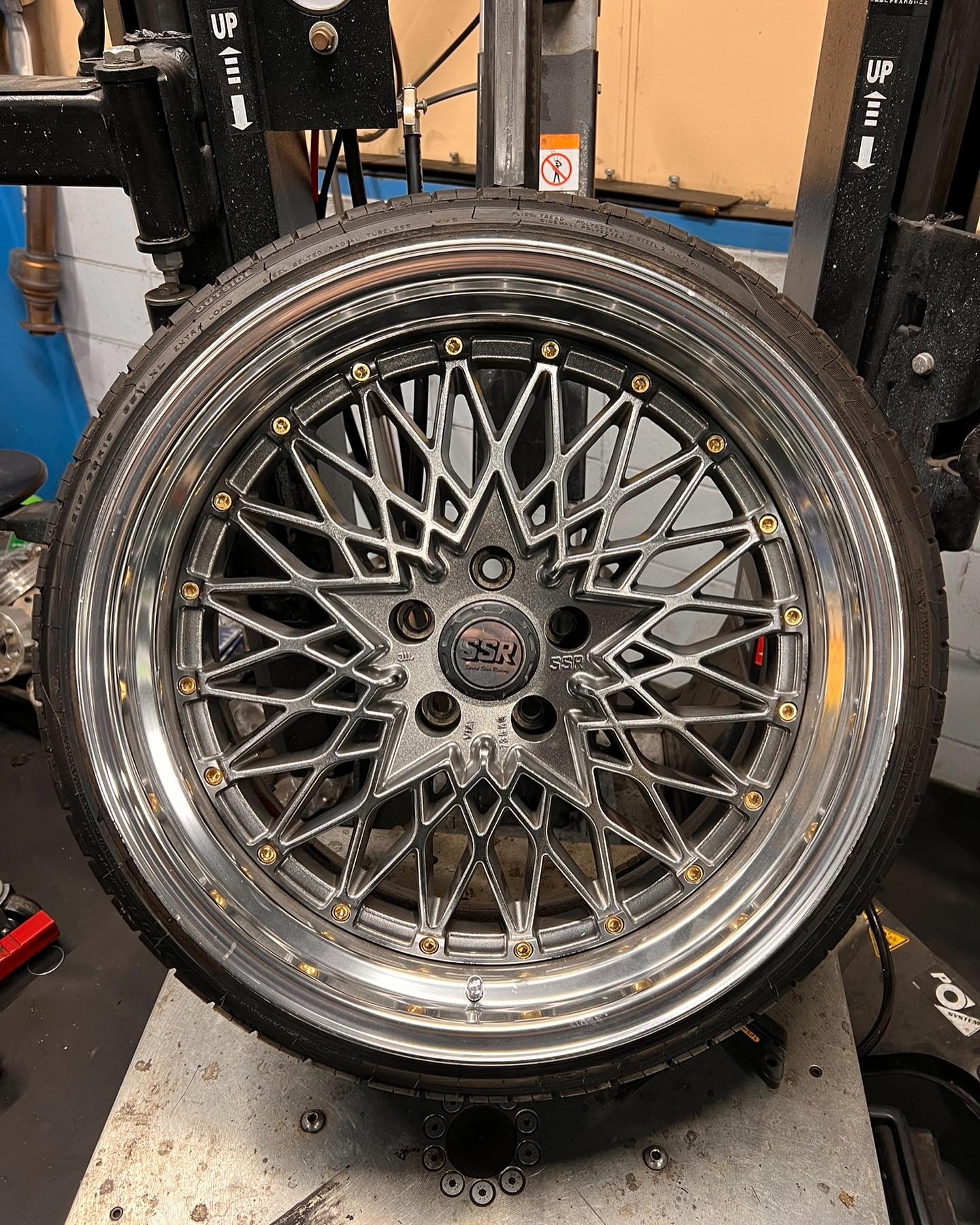19インチ 9.5J 215/35R19 ホイール装着例 - CARSERVICE GRAVITY