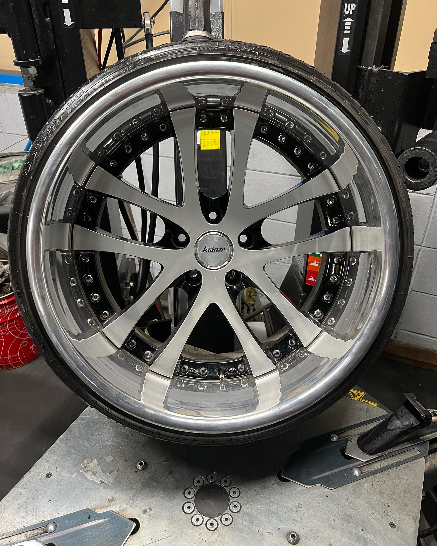 18インチ 11J 225/35R18 ホイール装着例 - CARSERVICE GRAVITY