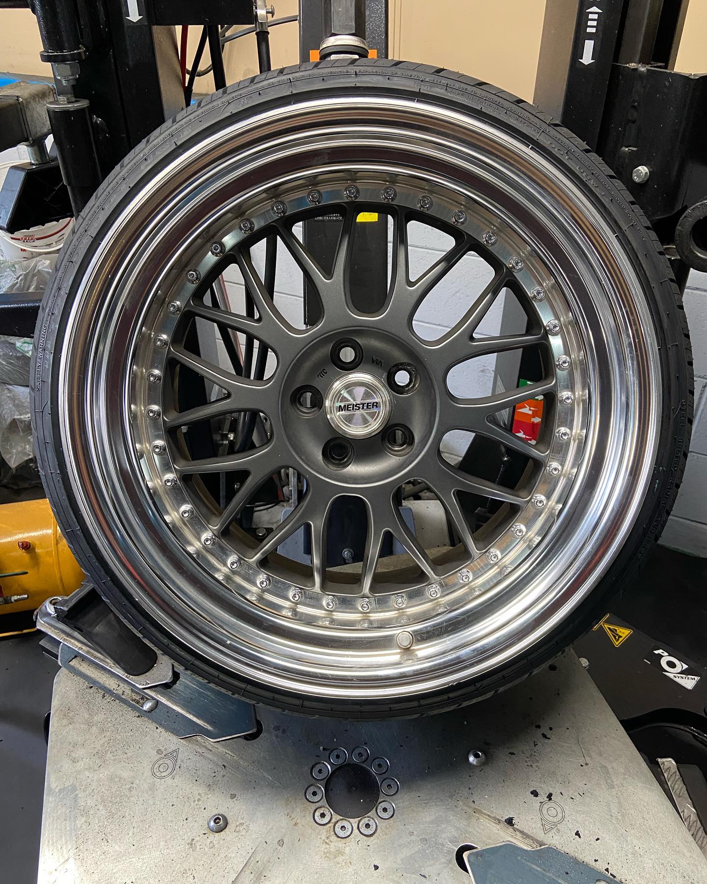 18インチ 10.5J 225/35R18 ホイール装着例 - CARSERVICE GRAVITY