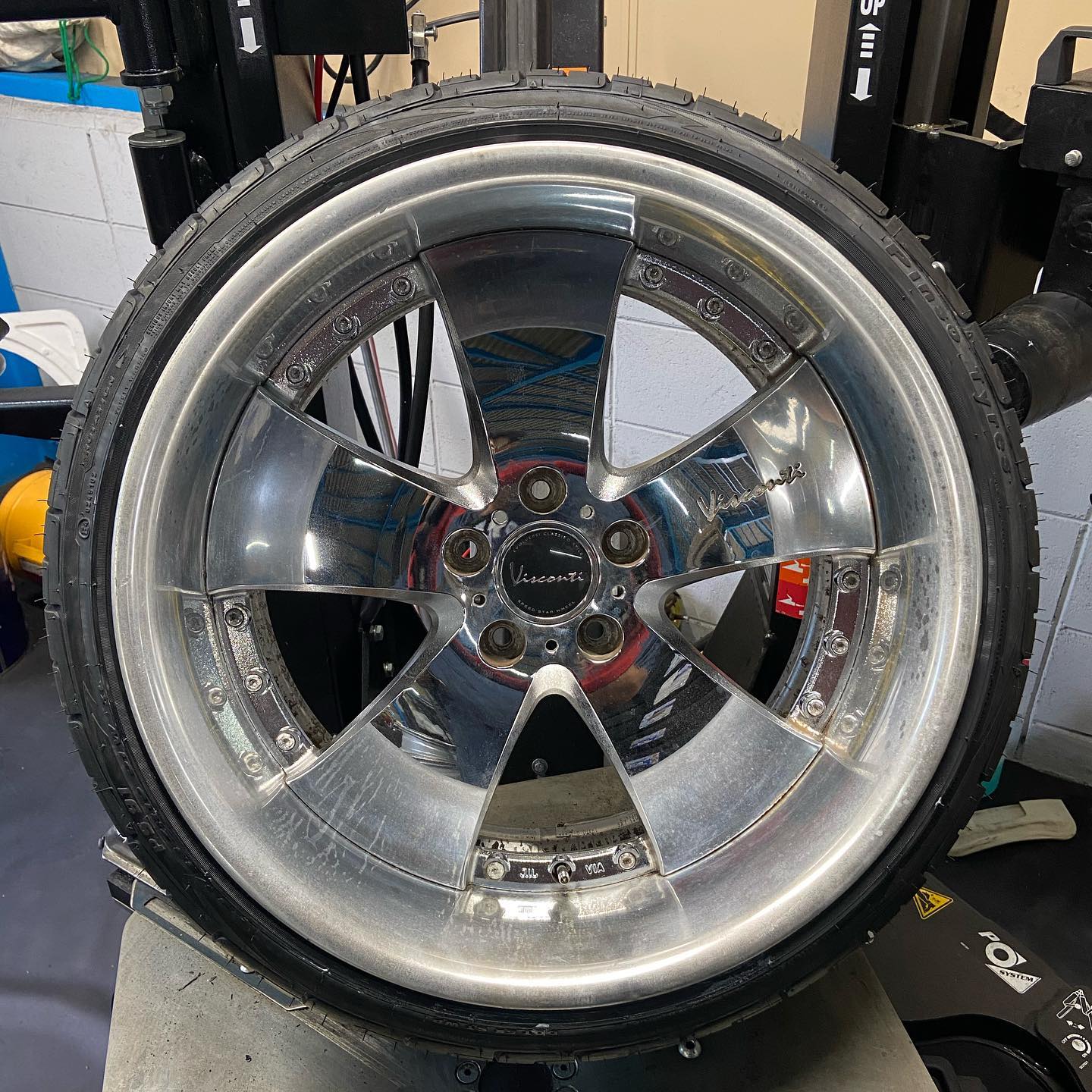 19インチ 10J 235/35R19 ホイール装着例 - CARSERVICE GRAVITY