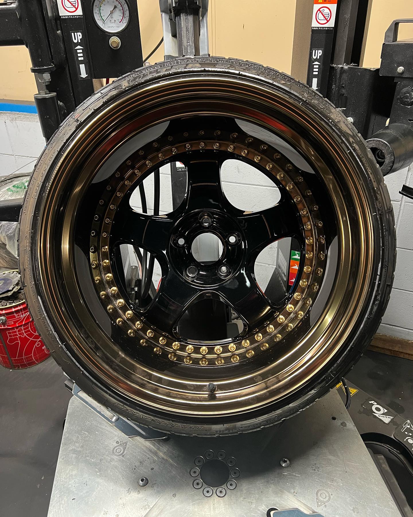 19インチ 12.5J 285/30R19 ホイール装着例 - CARSERVICE GRAVITY